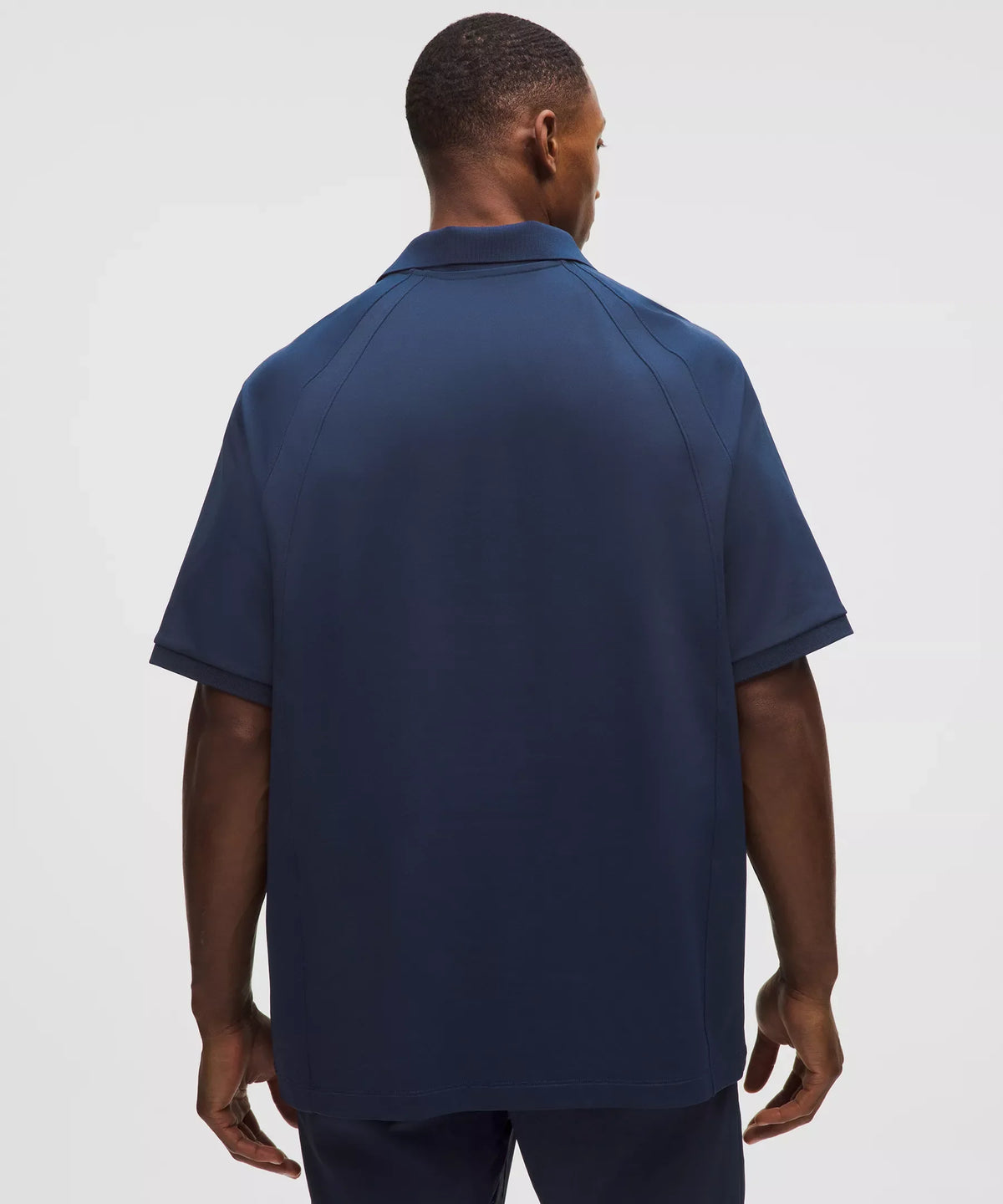 Polo de corte amplio
