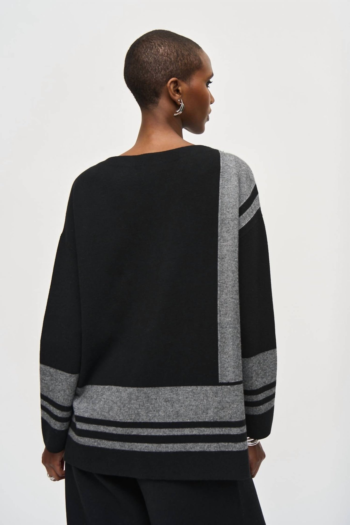 Top de corte amplio a rayas color negro y gris