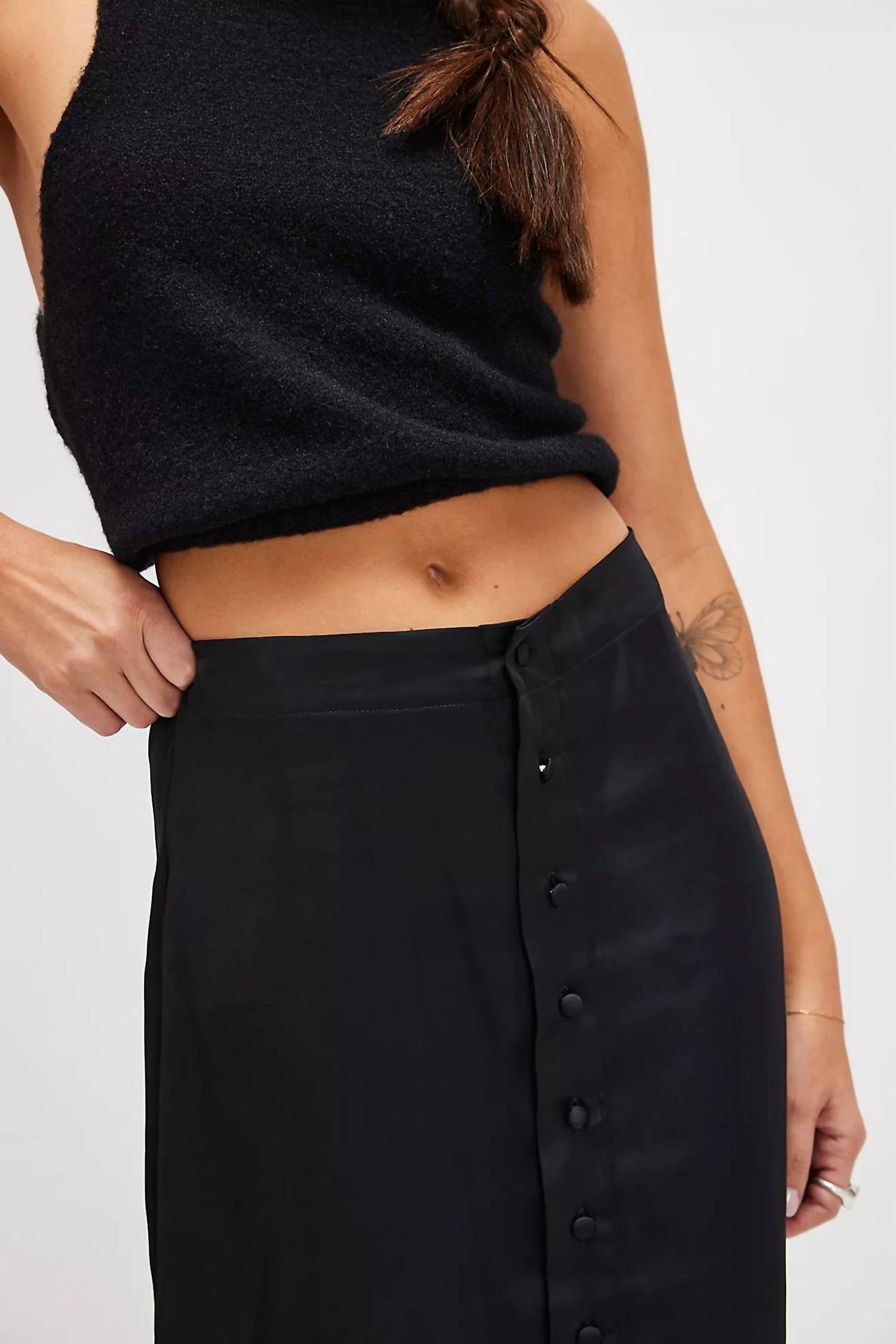 Falda midi color negro