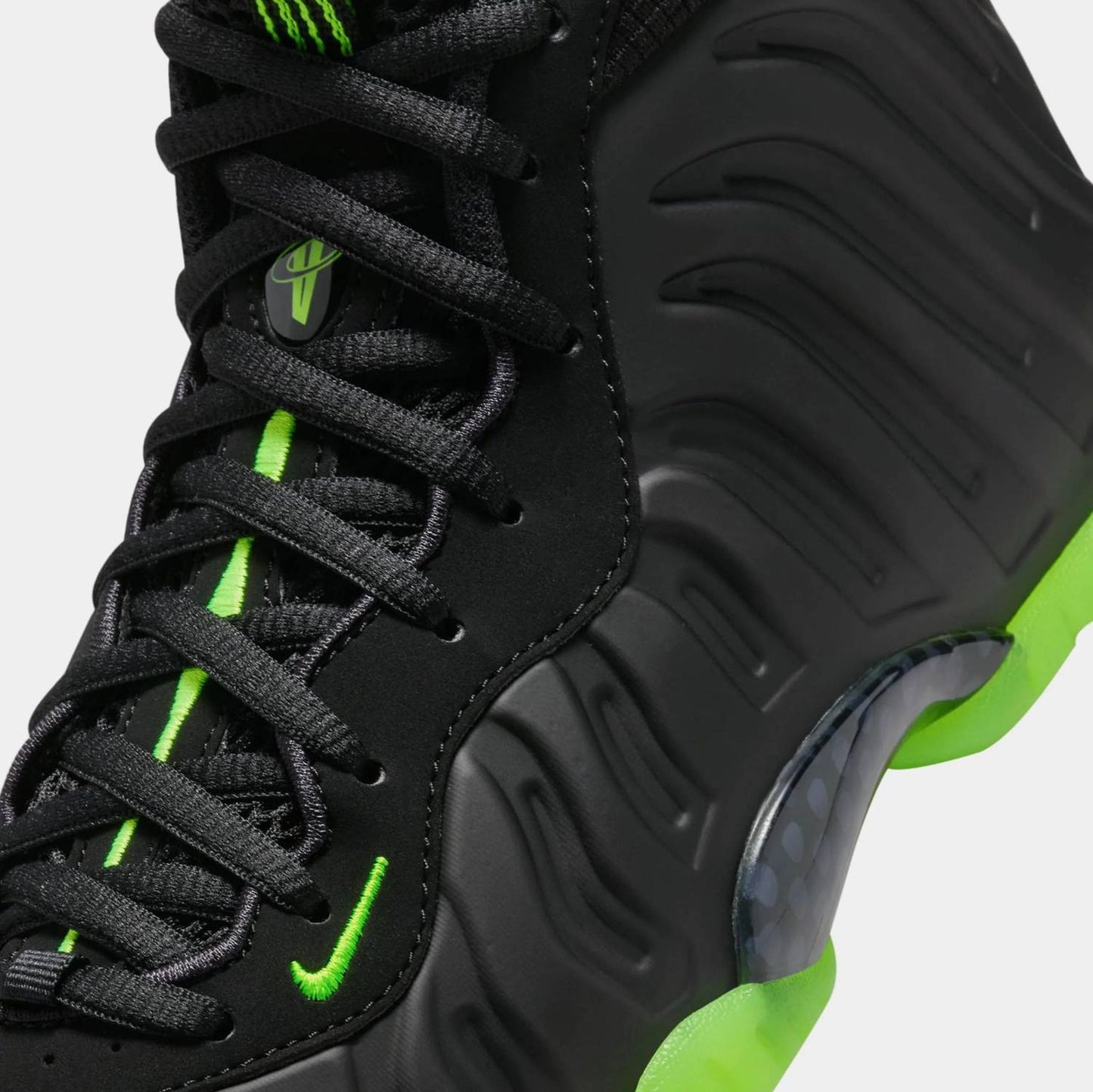 Tenis infantil color negro y verde