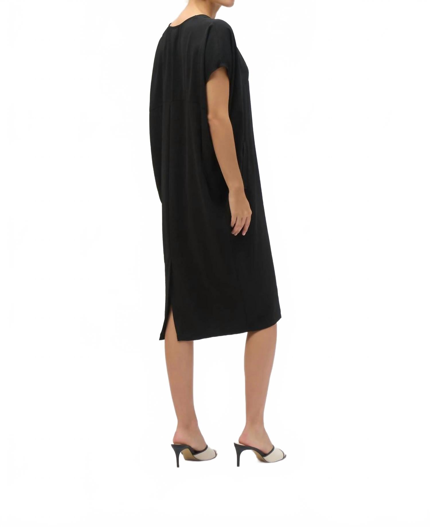 Vestido midi con cuello en V color negro