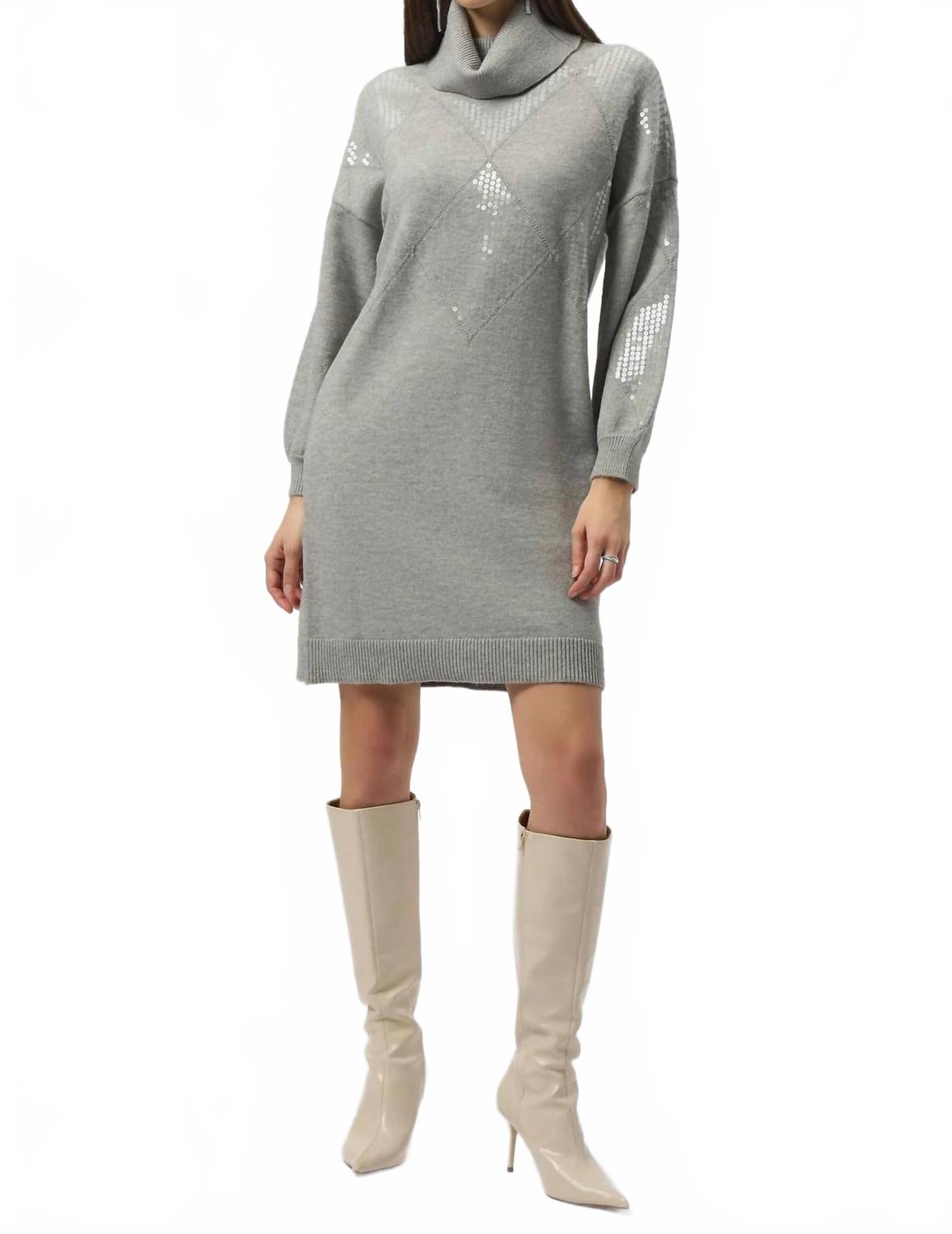 Vestido con cuello alto color gris