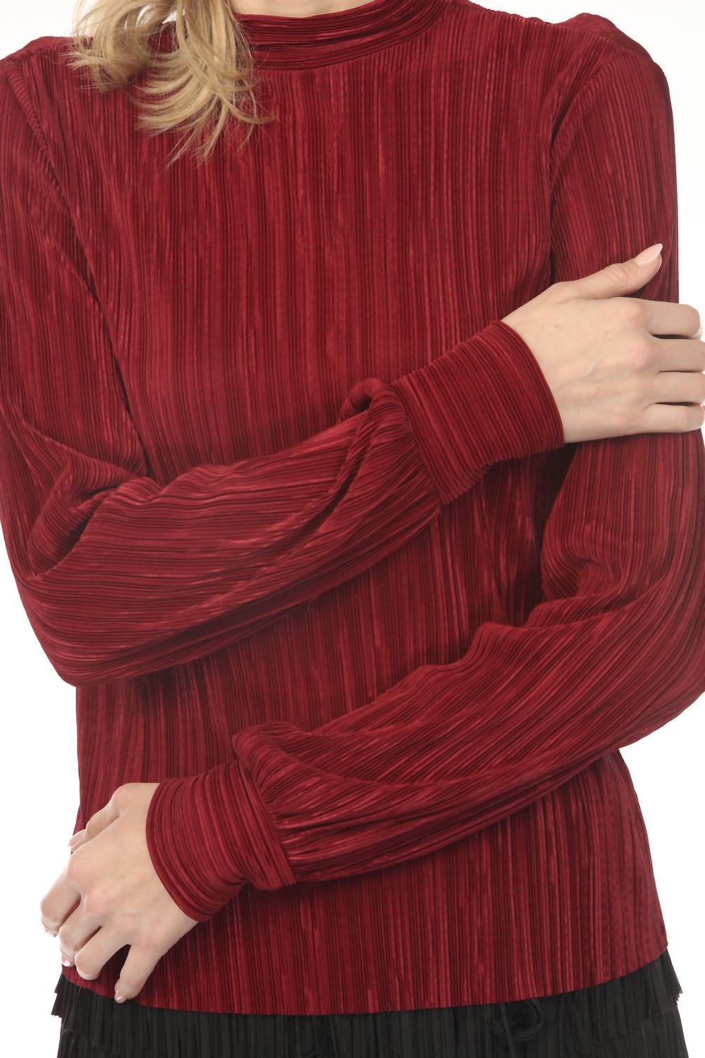 Top con cuello alto con pliegues color vinotinto