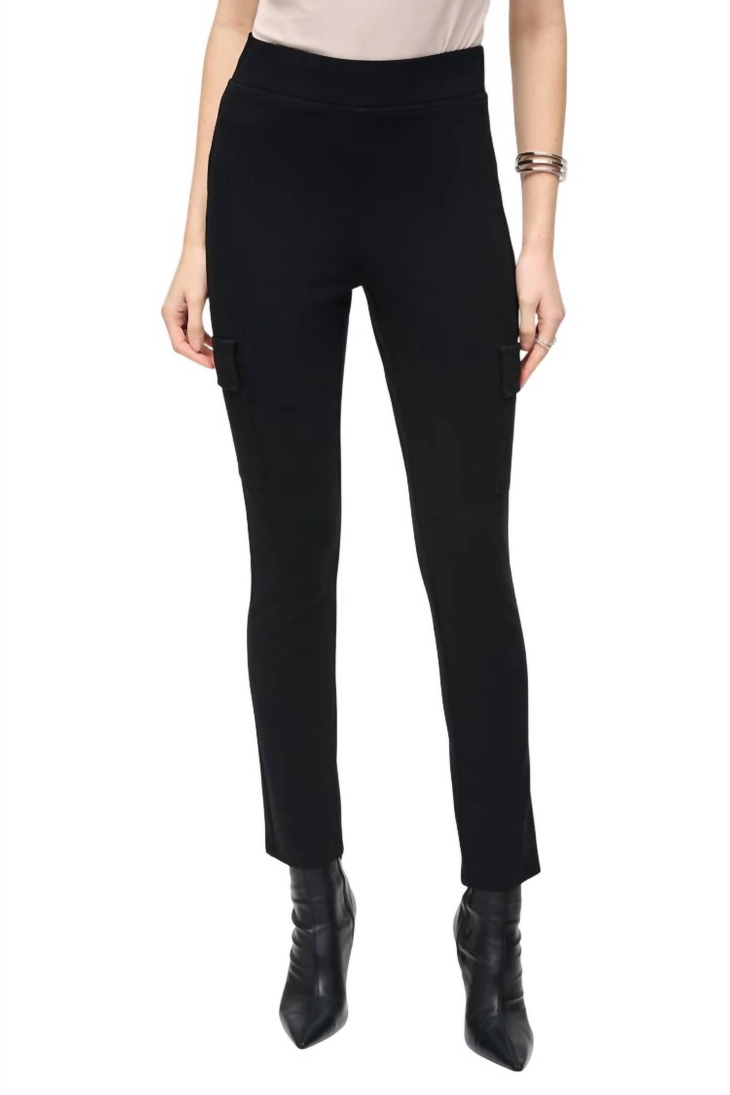 Pantalón de corte ajustado color negro