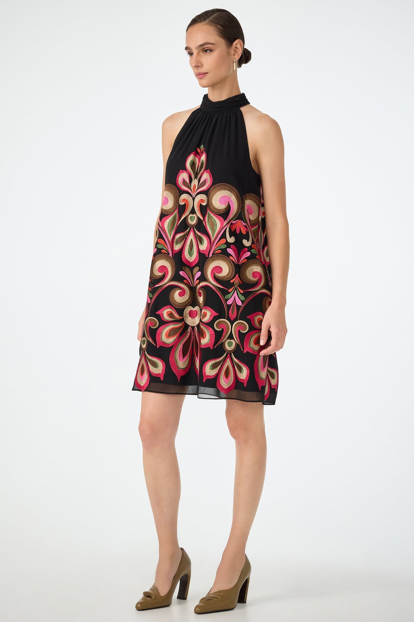 Vestido corto con bordado