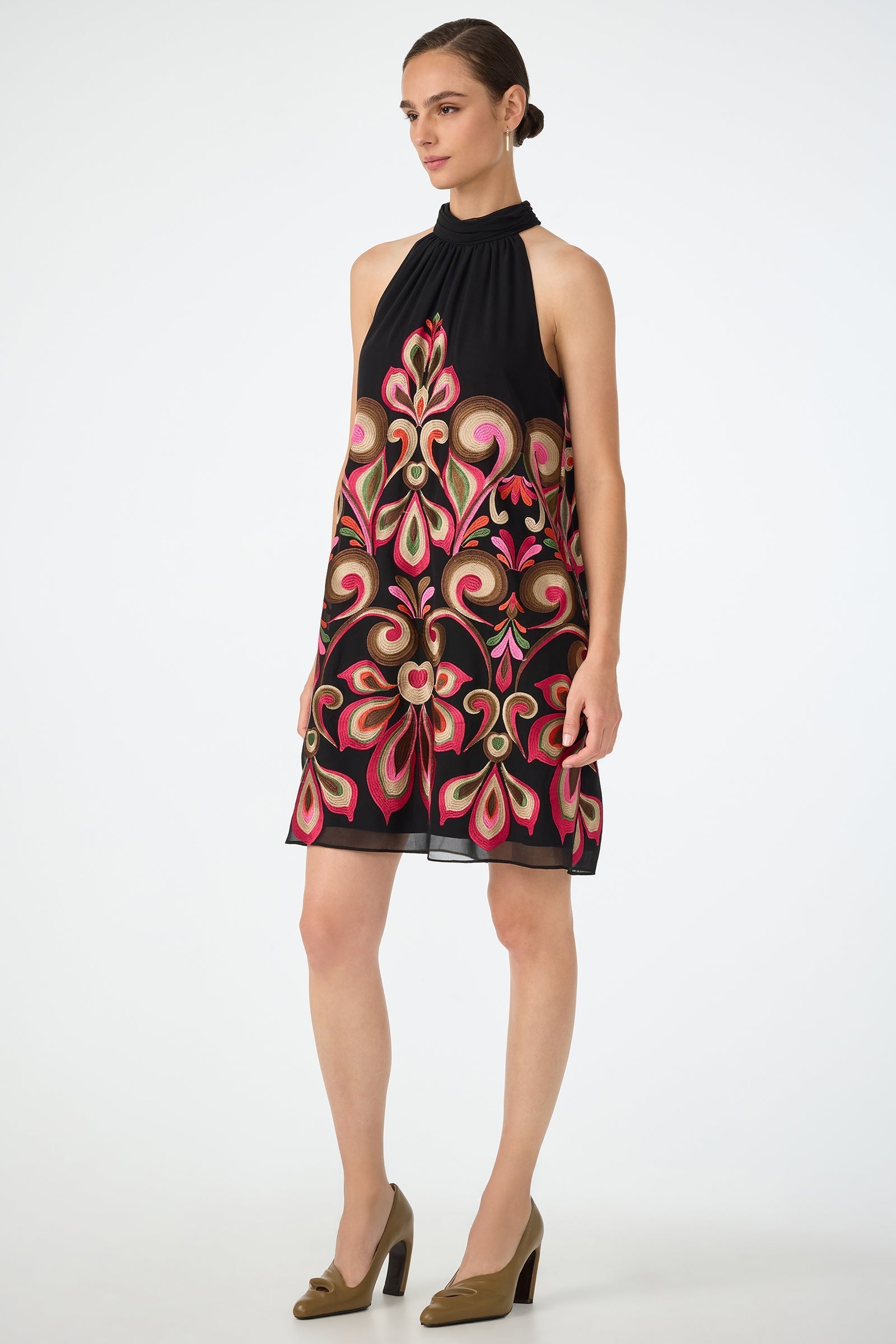 Vestido corto con bordado