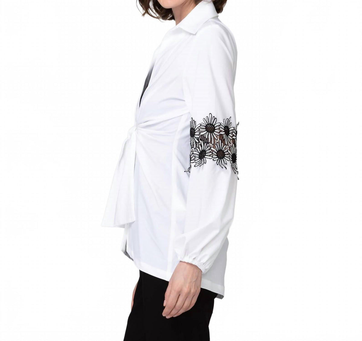 Camiseta sin mangas con bordado color negro y blanco