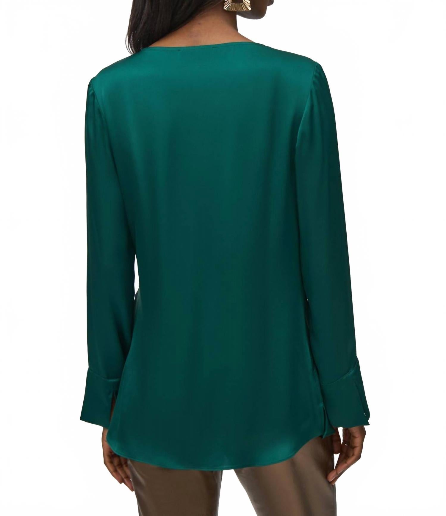 Top con cuello en V color verde