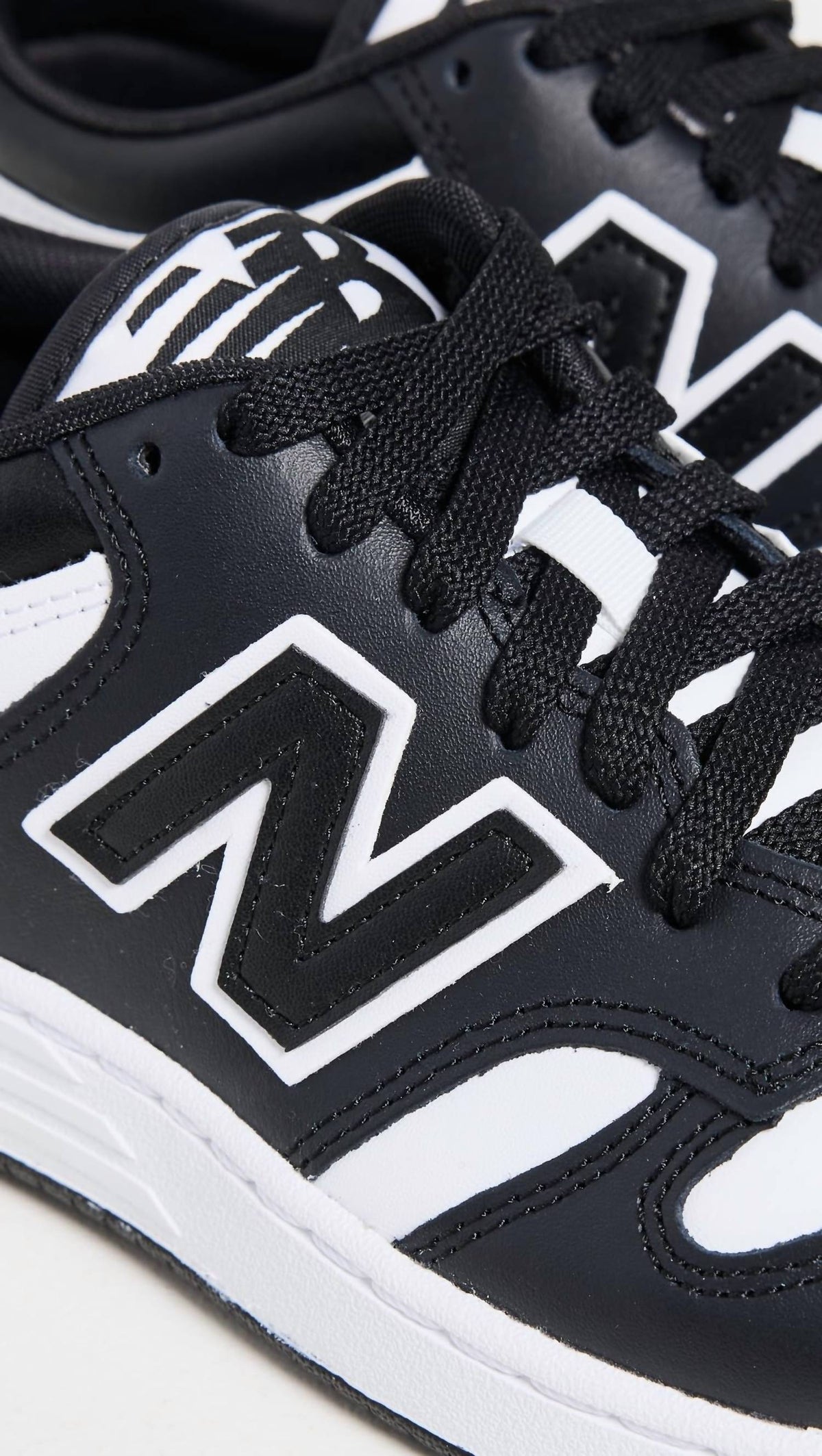 Tenis unisex color negro y blanco