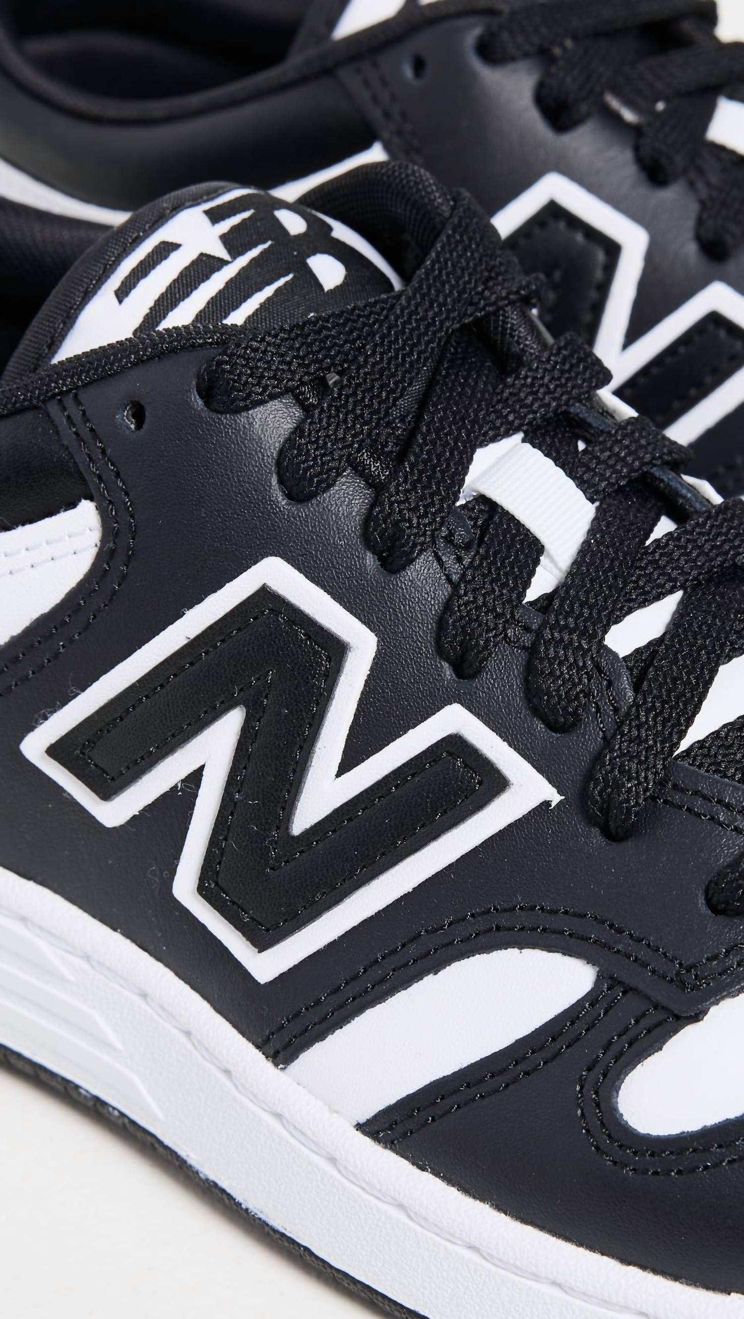 Tenis unisex color negro y blanco