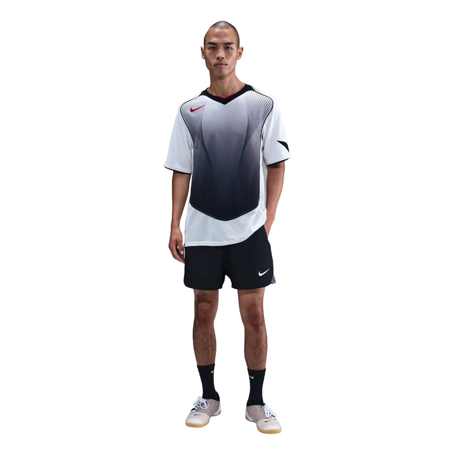 Camiseta color negro y blanco