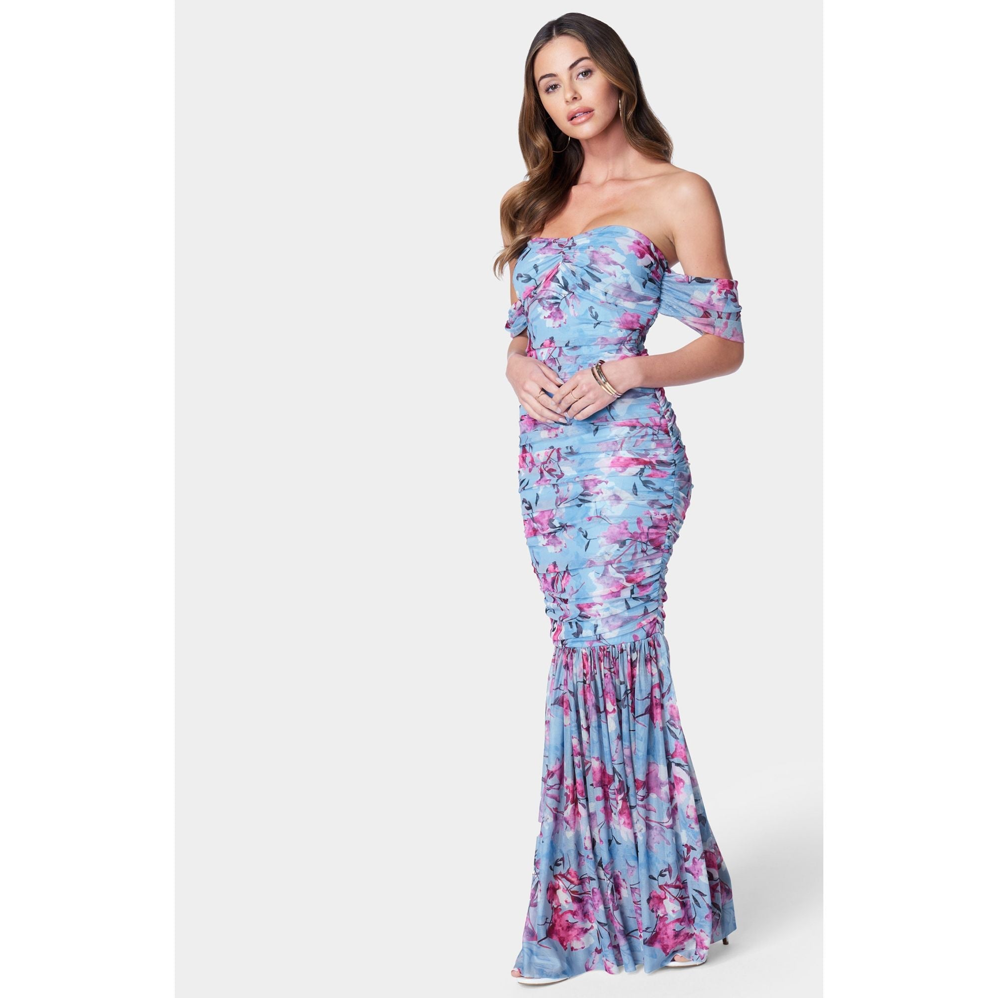 Vestido de mujer con hombros descubiertos