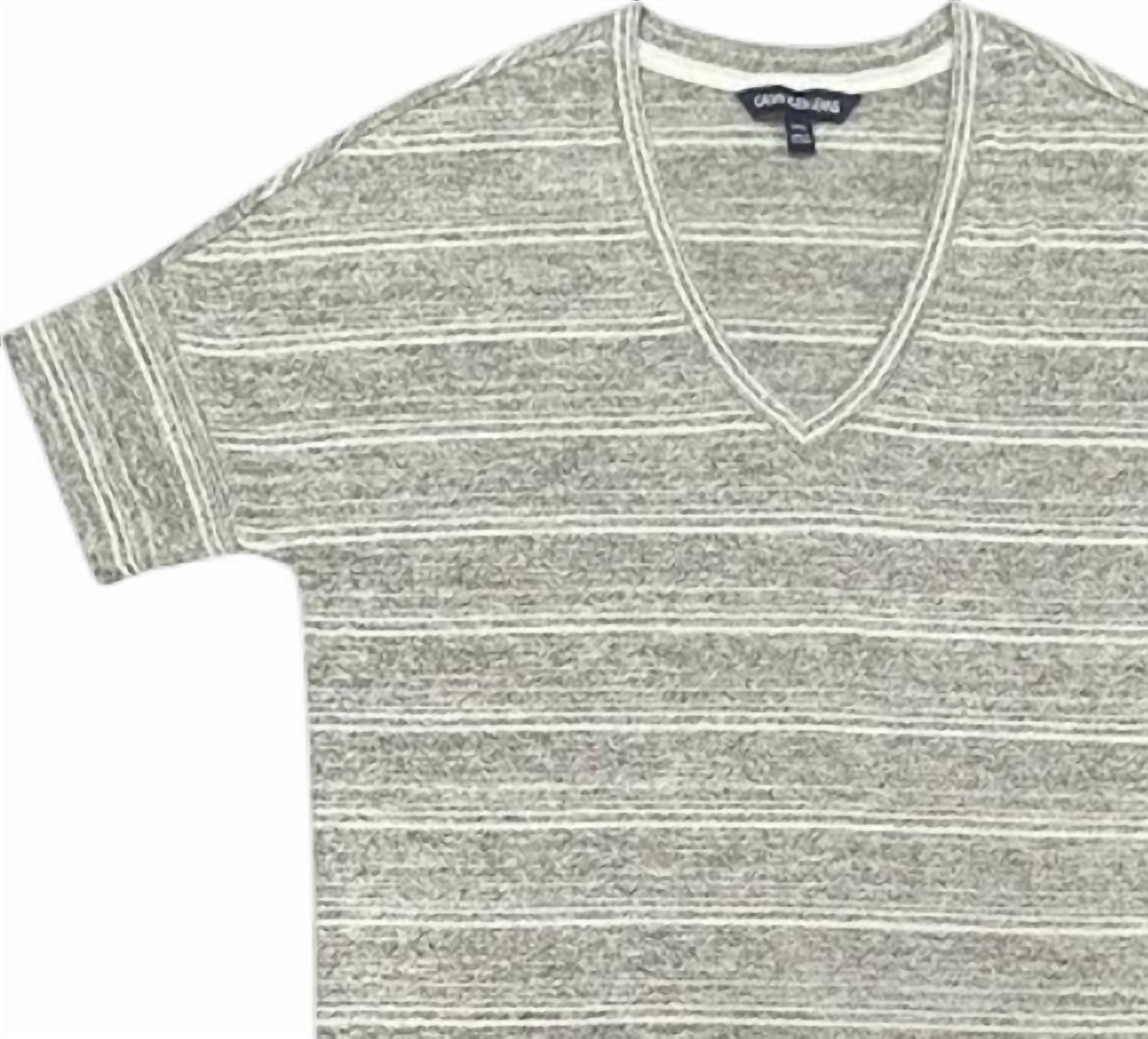 Top de mujer con cuello en V color gris claro