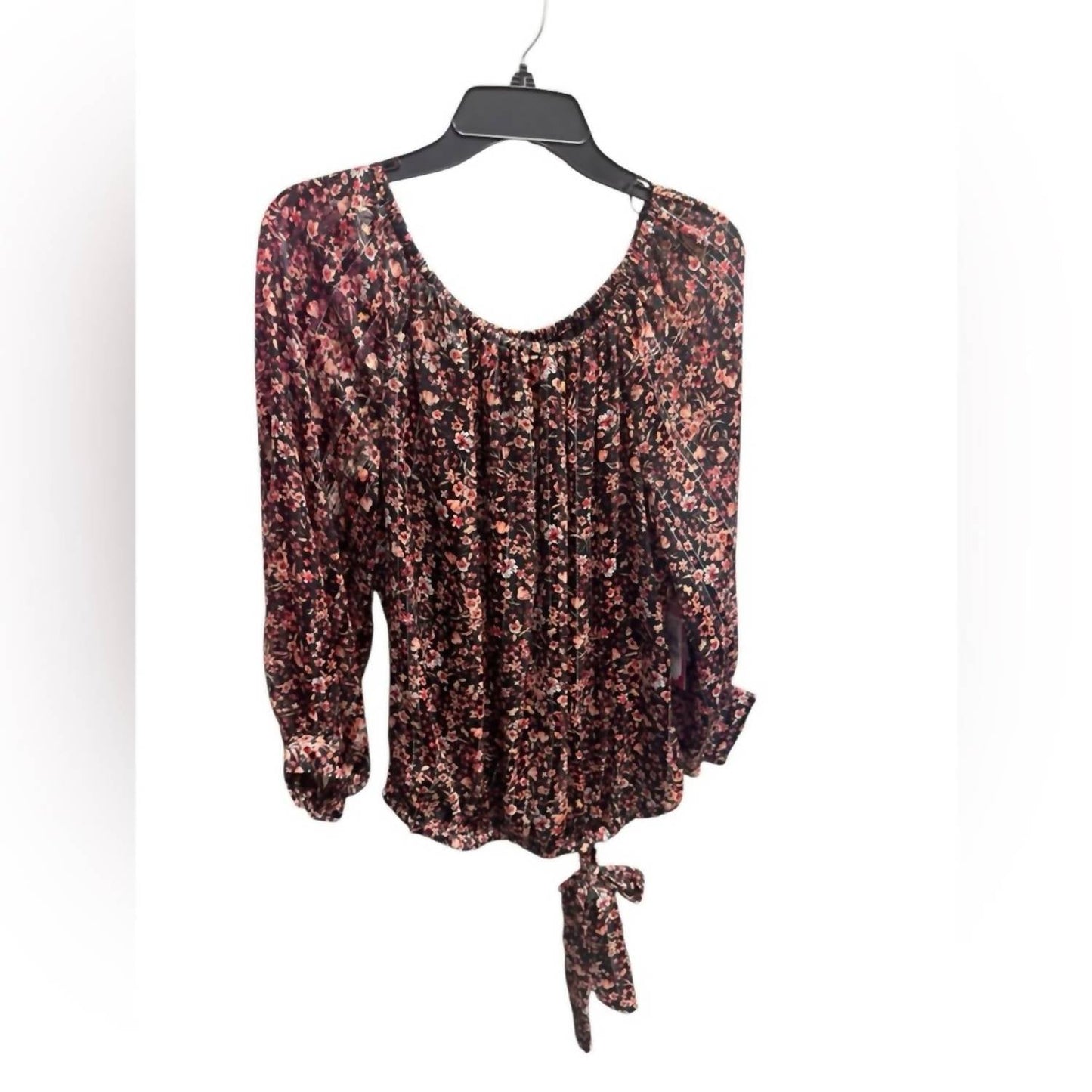 Blusa con estampado floral color negro y rosado