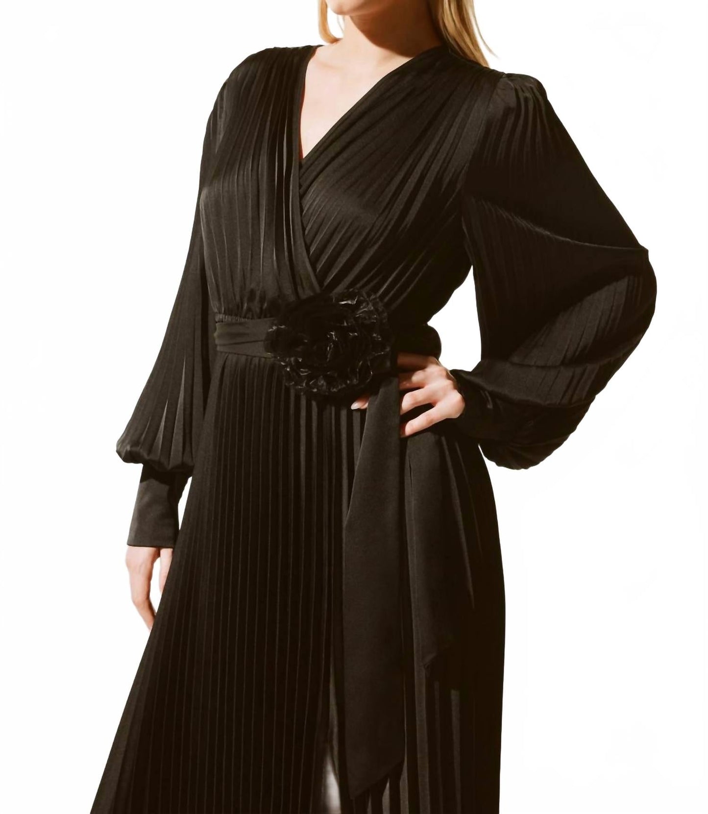 Vestido midi con pliegues color negro