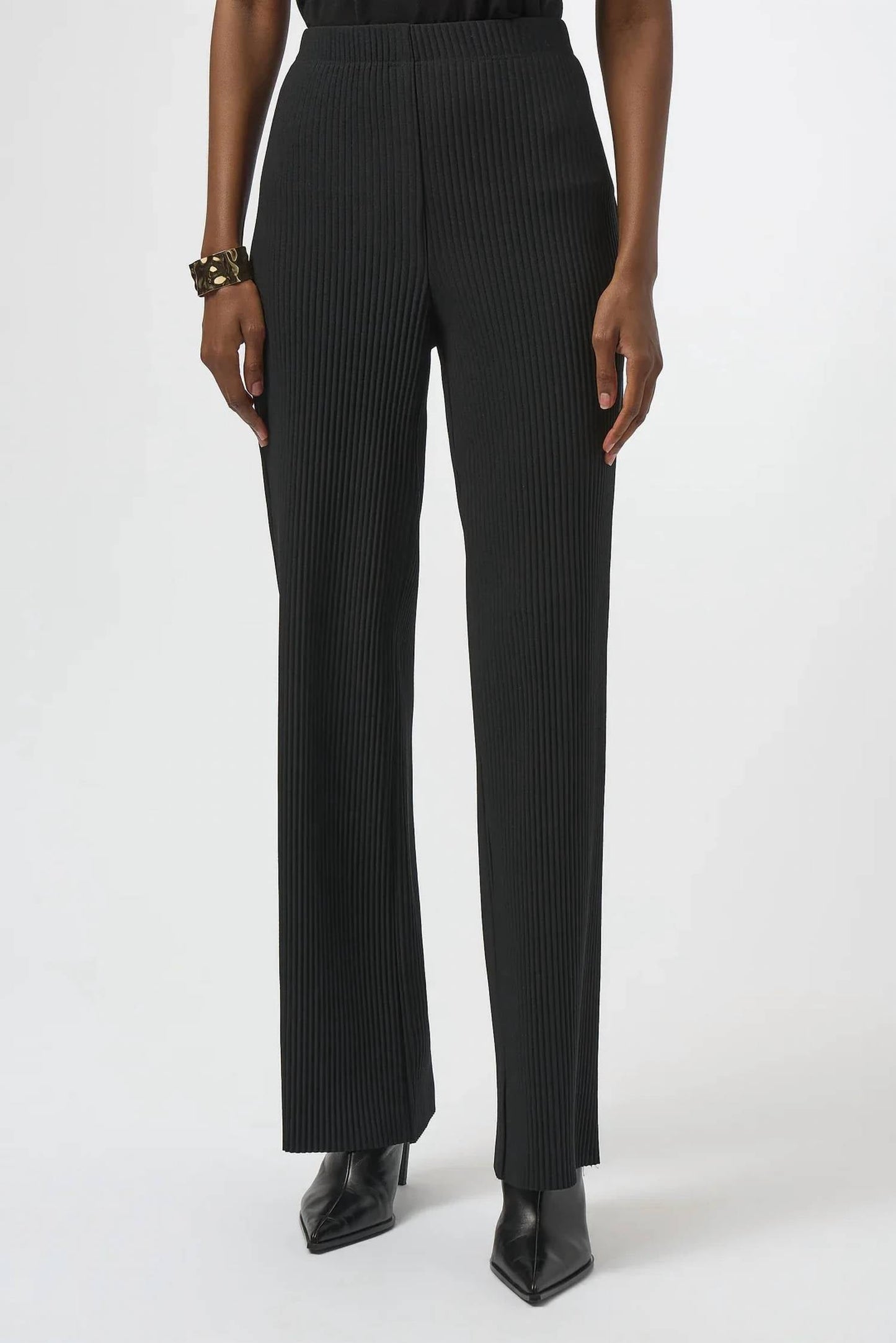 Pantalón de pierna ancha con pliegues color negro