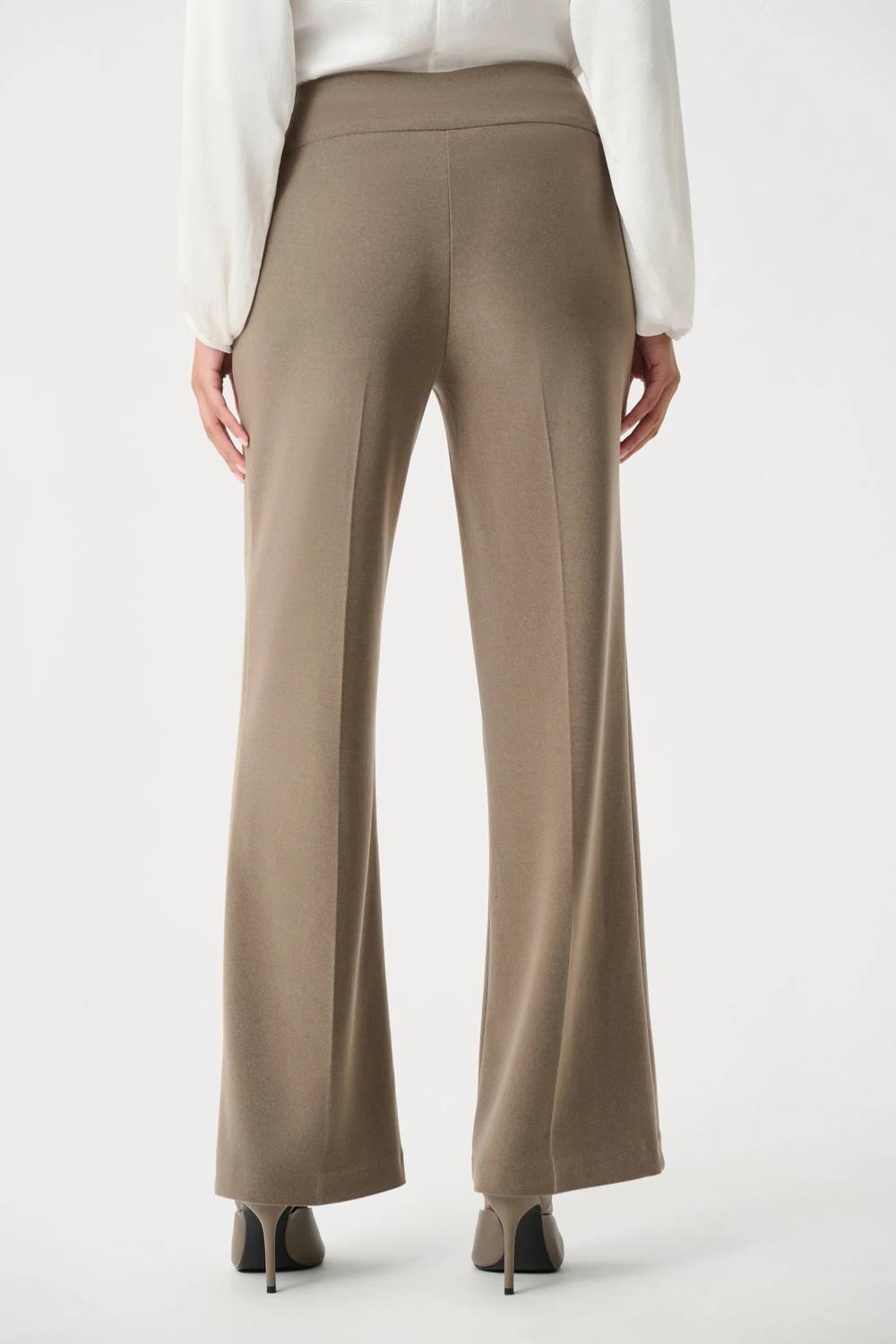Pantalón de pierna ancha color taupe