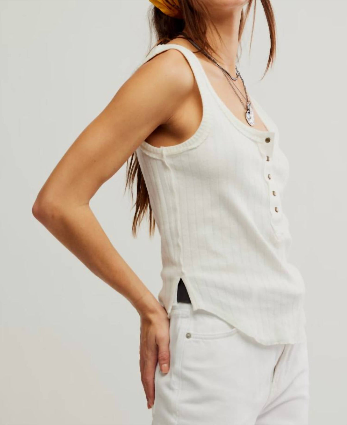 Camiseta con botones color blanco