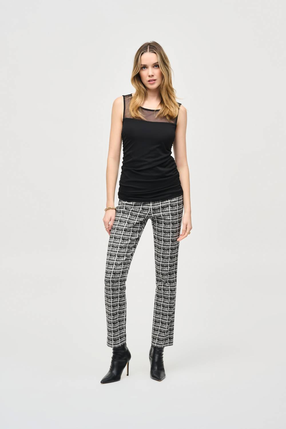 Top sin mangas color negro