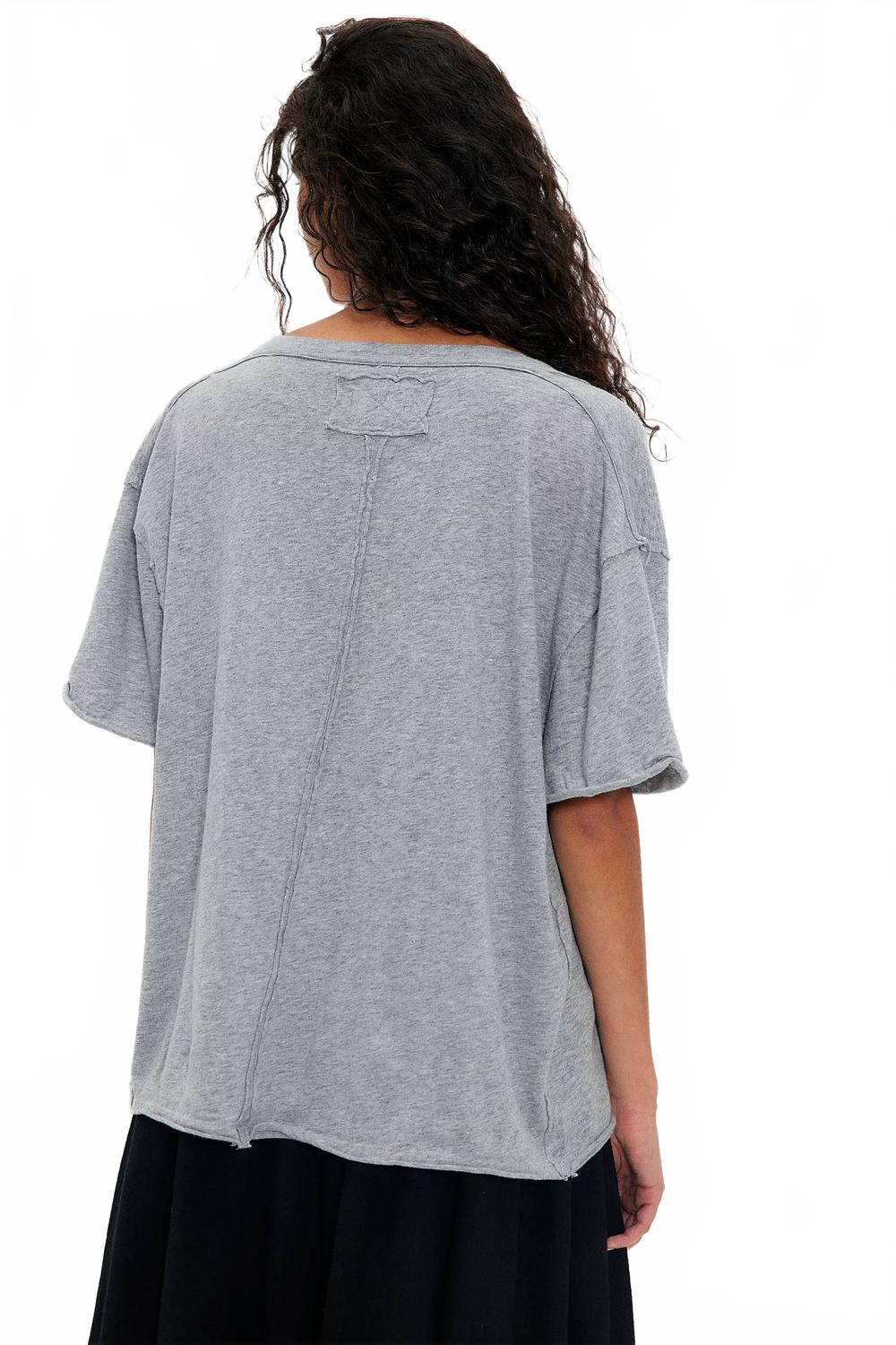 Camiseta con cuello en V color gris