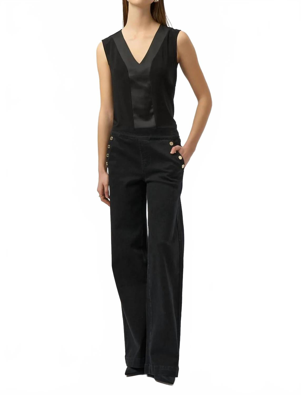 Top sin mangas con cuello en V color negro