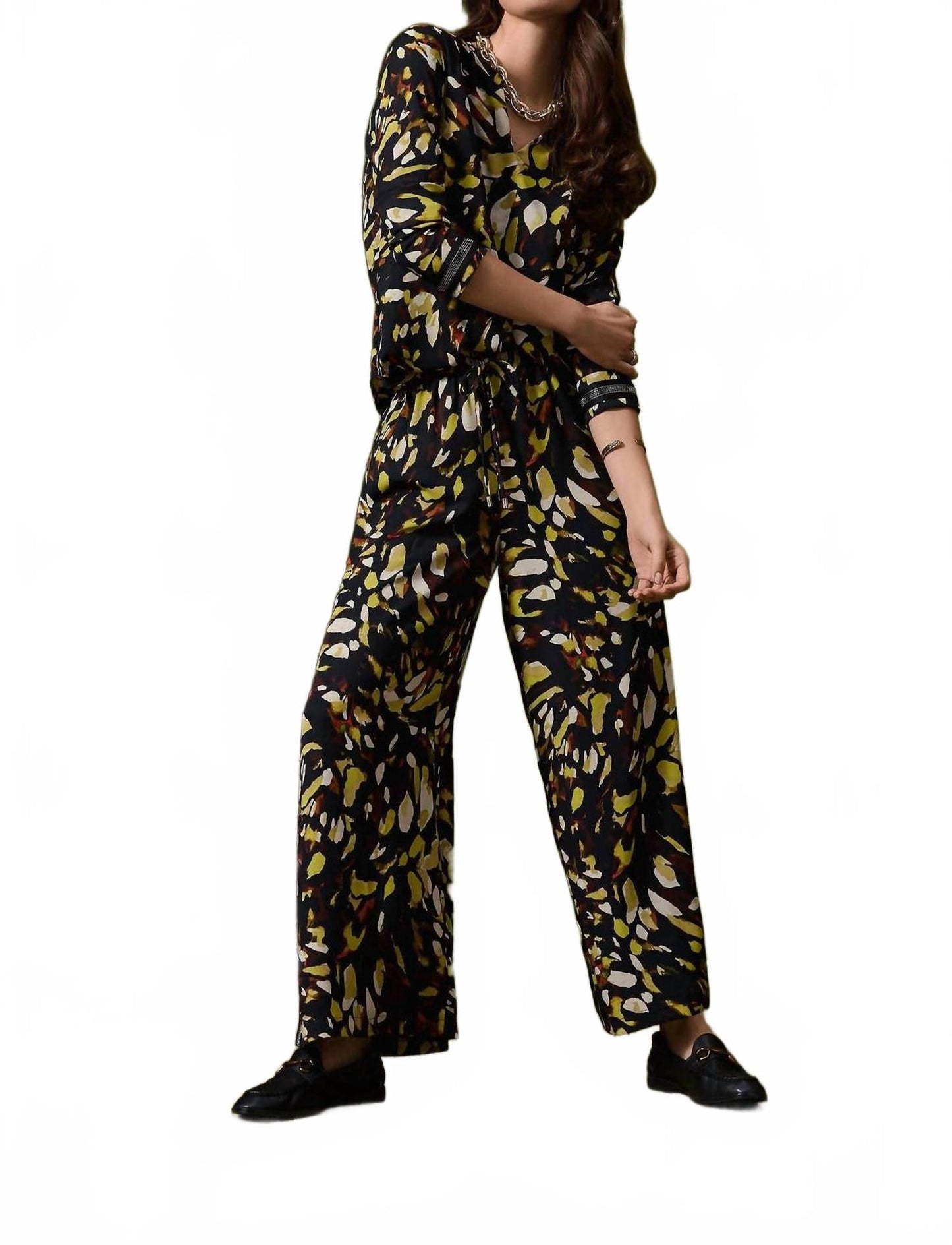 Pantalón de pierna ancha con estampado animal color negro