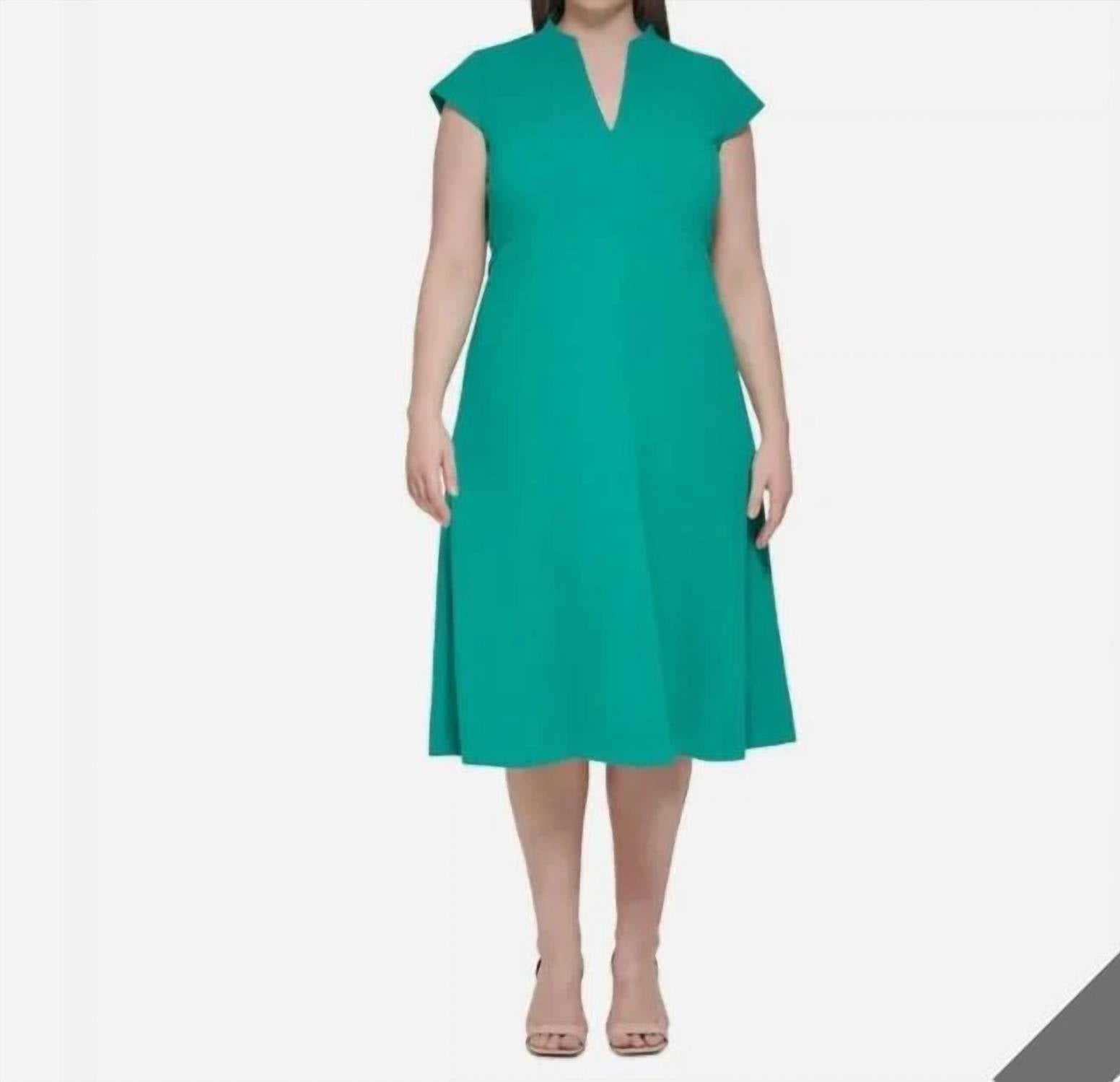 Vestido de manga corta con cuello en V