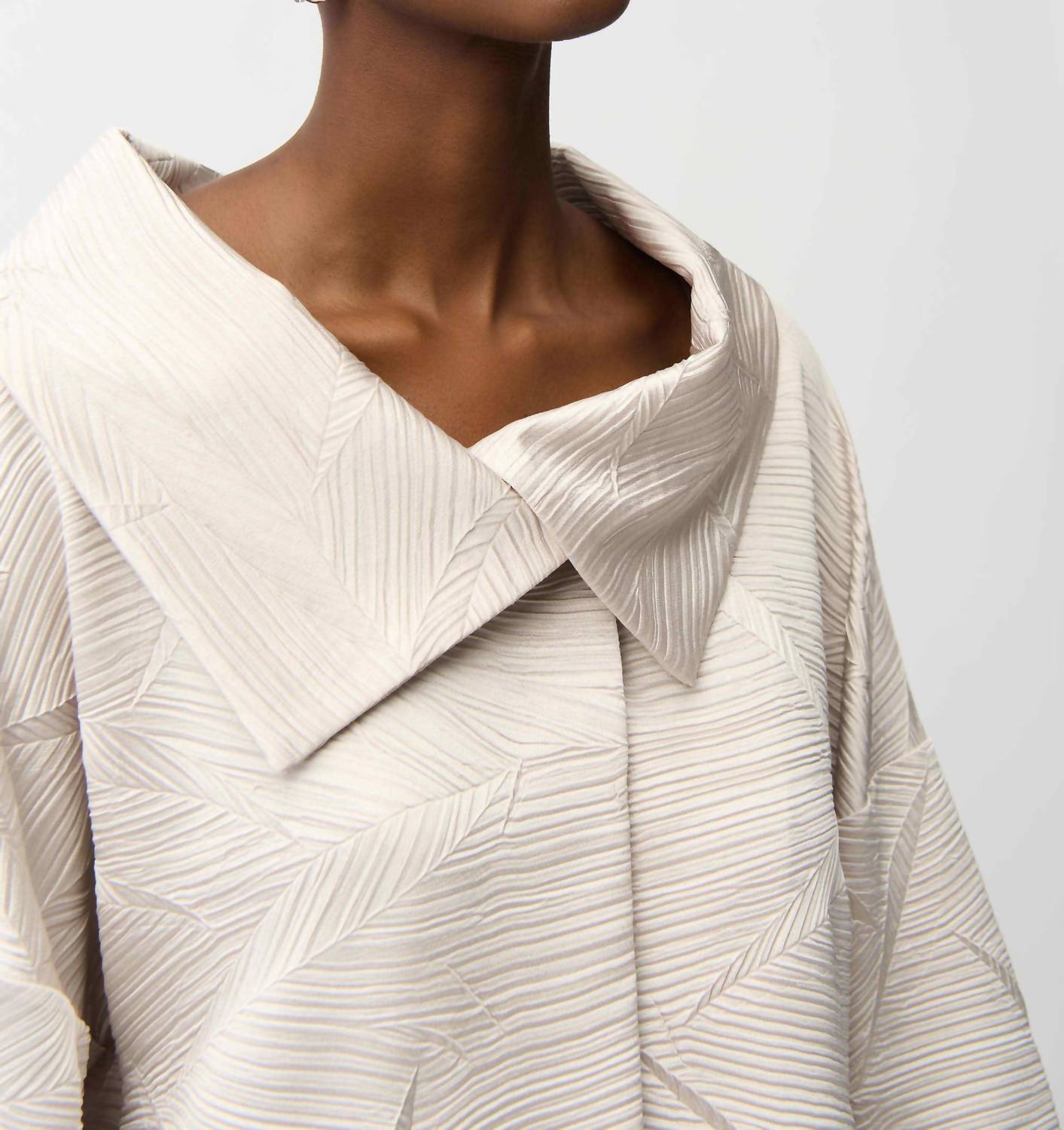 Chaqueta de satén con pliegues