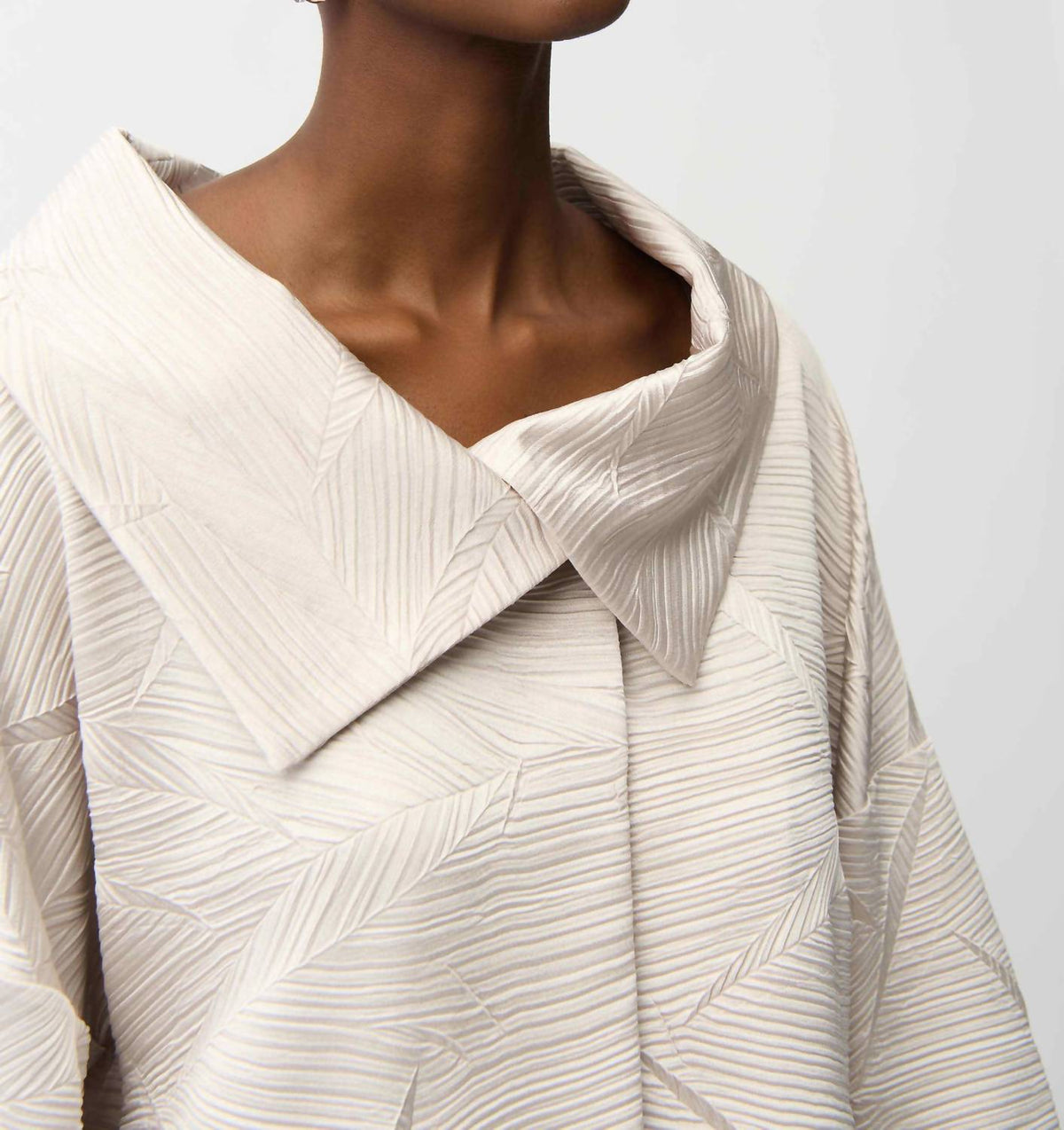 Chaqueta de satén con pliegues