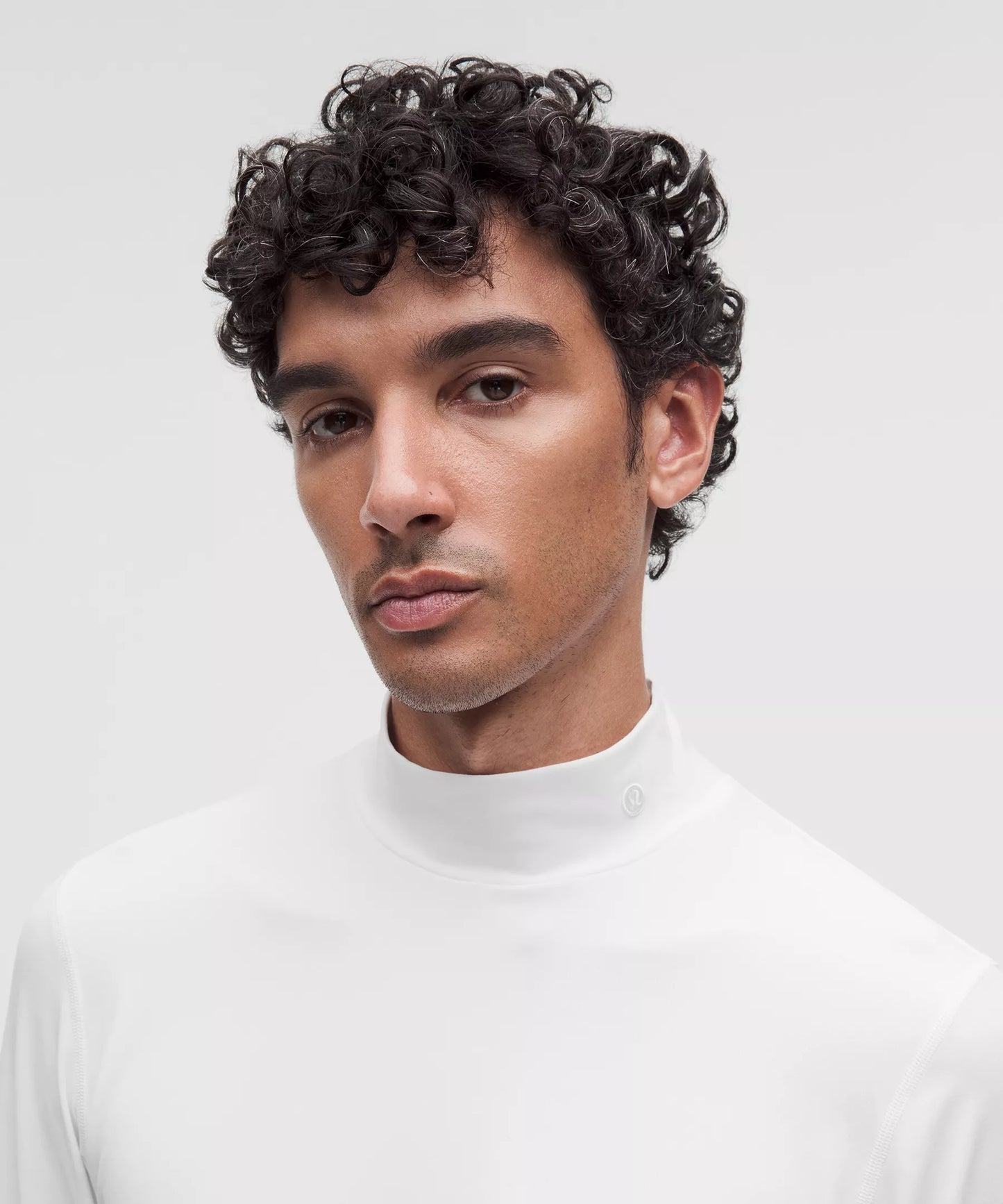 Camiseta deportiva con cuello alto