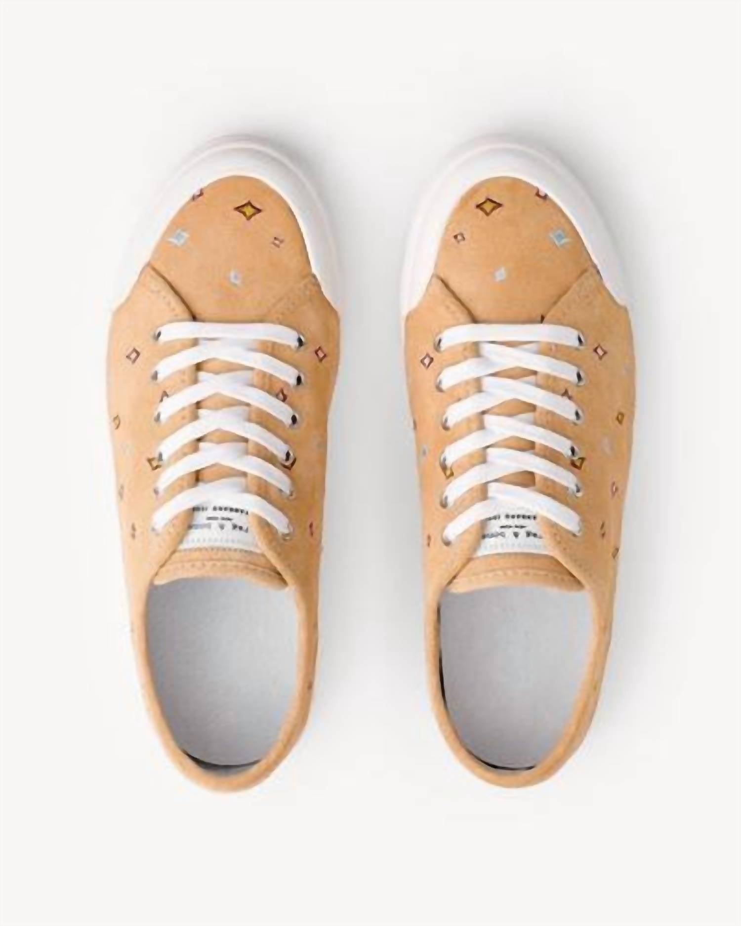 Tenis con bordado con cordones