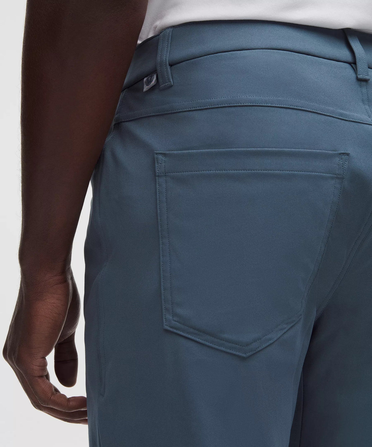 Pantalón de corte ajustado
