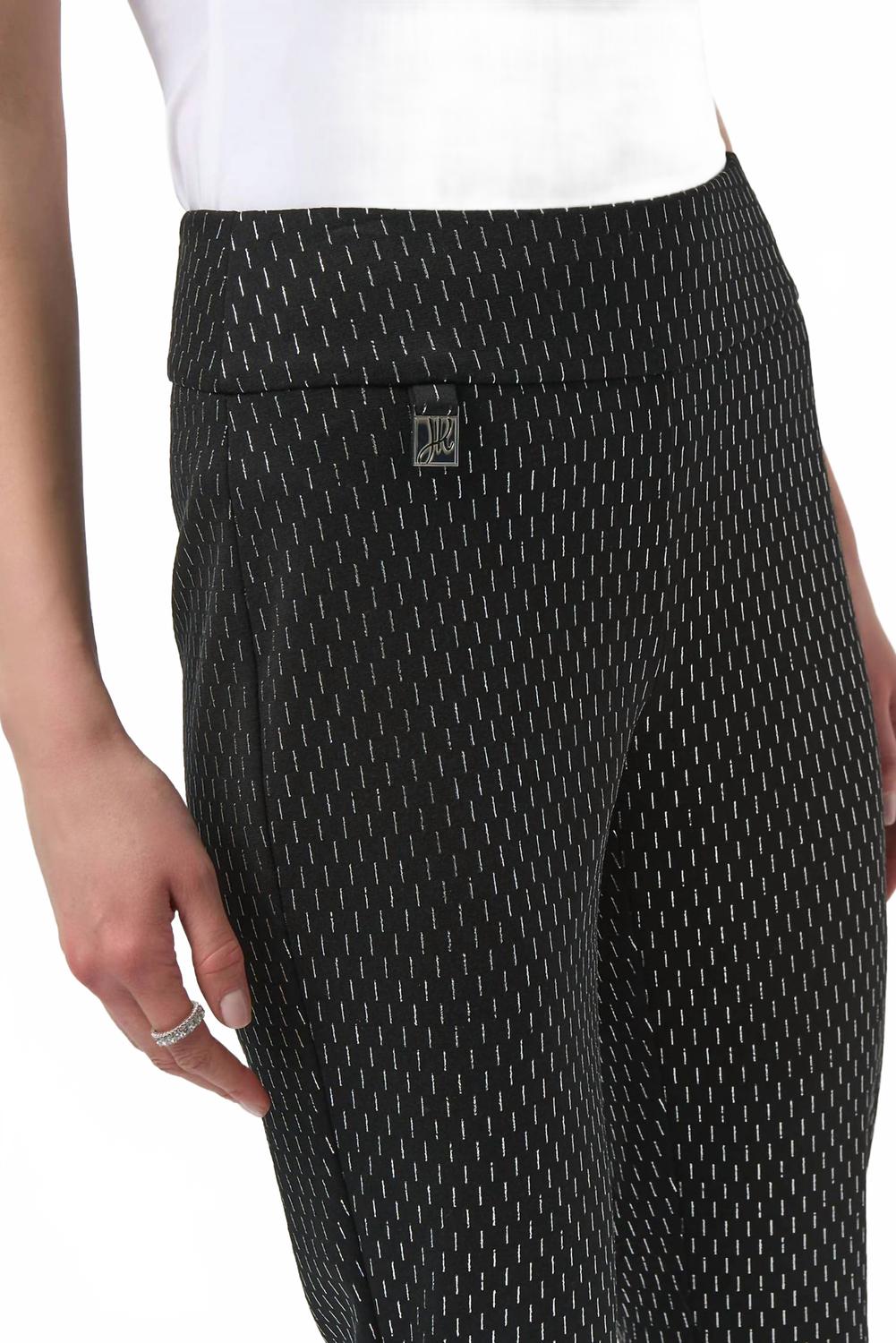 Pantalón de corte ajustado color negro y plateado
