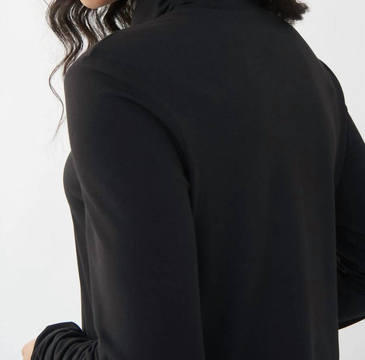 Top con cuello alto color negro