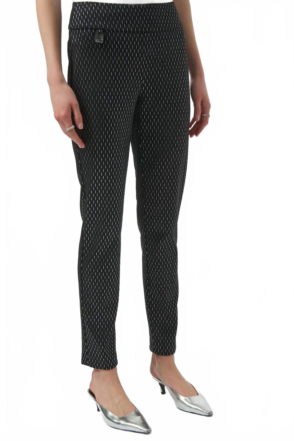 Pantalón de corte ajustado color negro y plateado