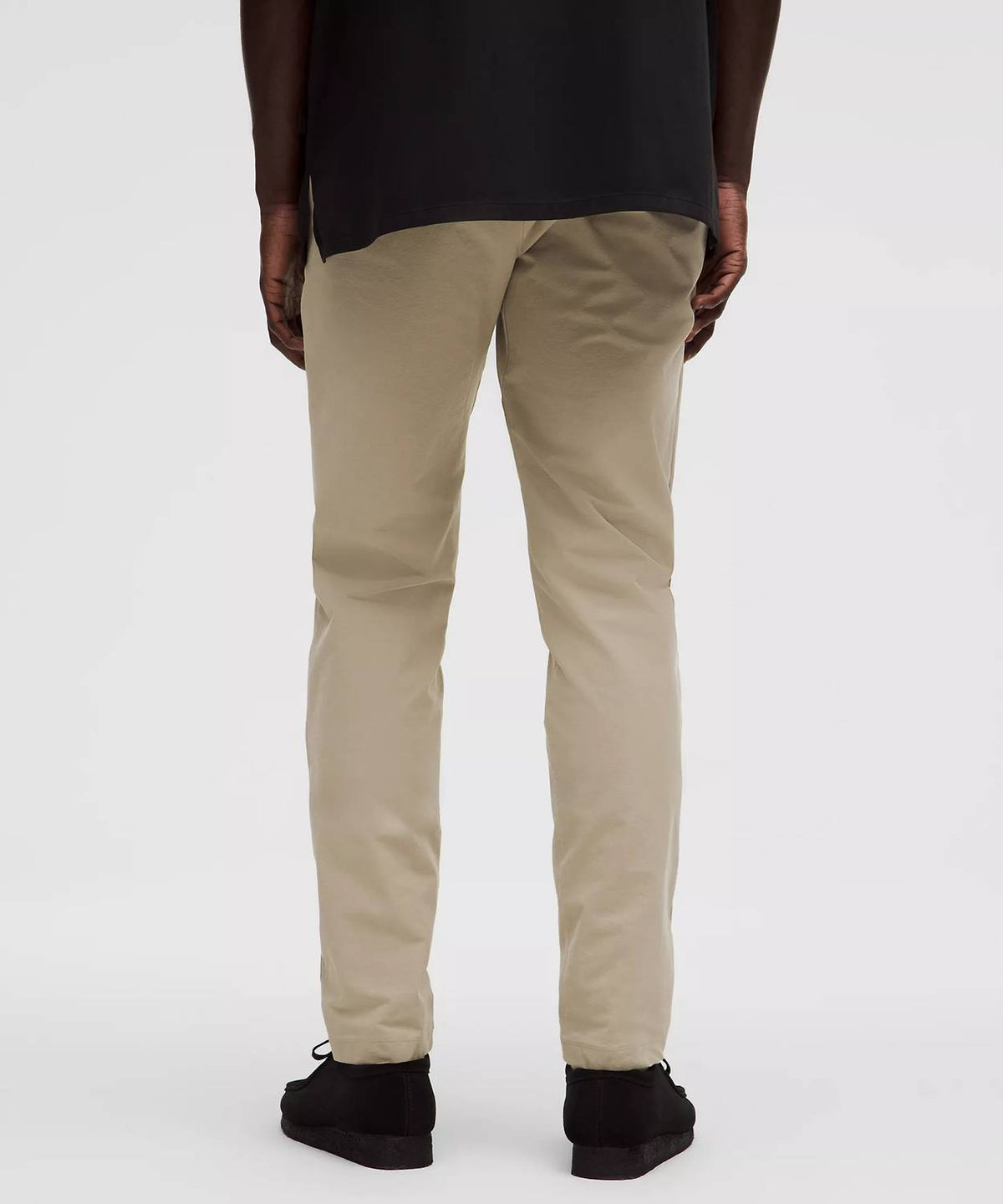 Pantalón de corte ajustado color negro