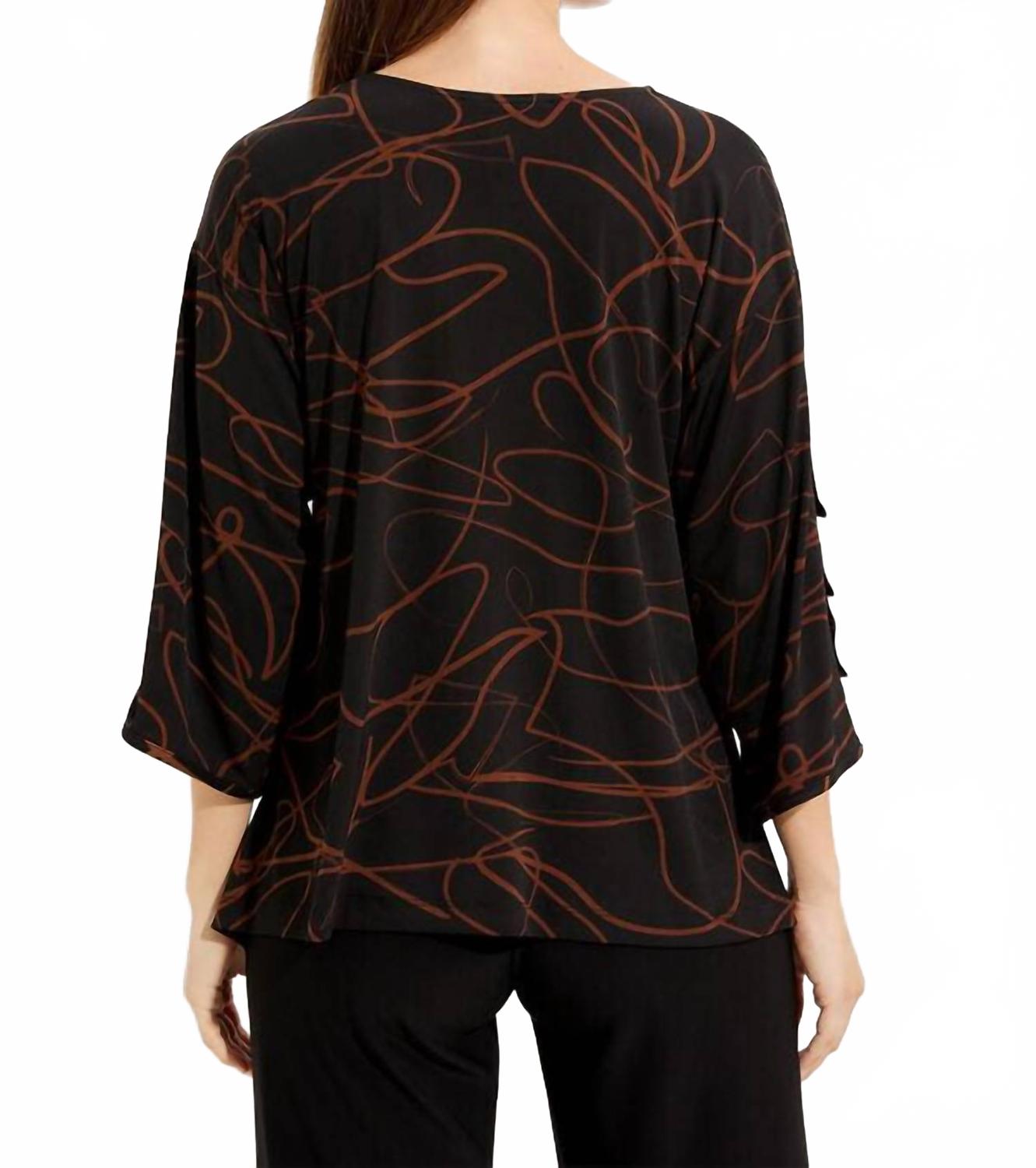Top con cuello en V color negro