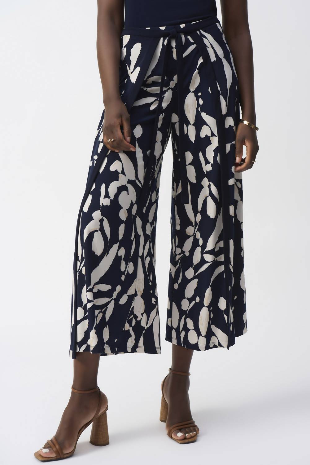 Pantalón con estampado floral color azul y beige