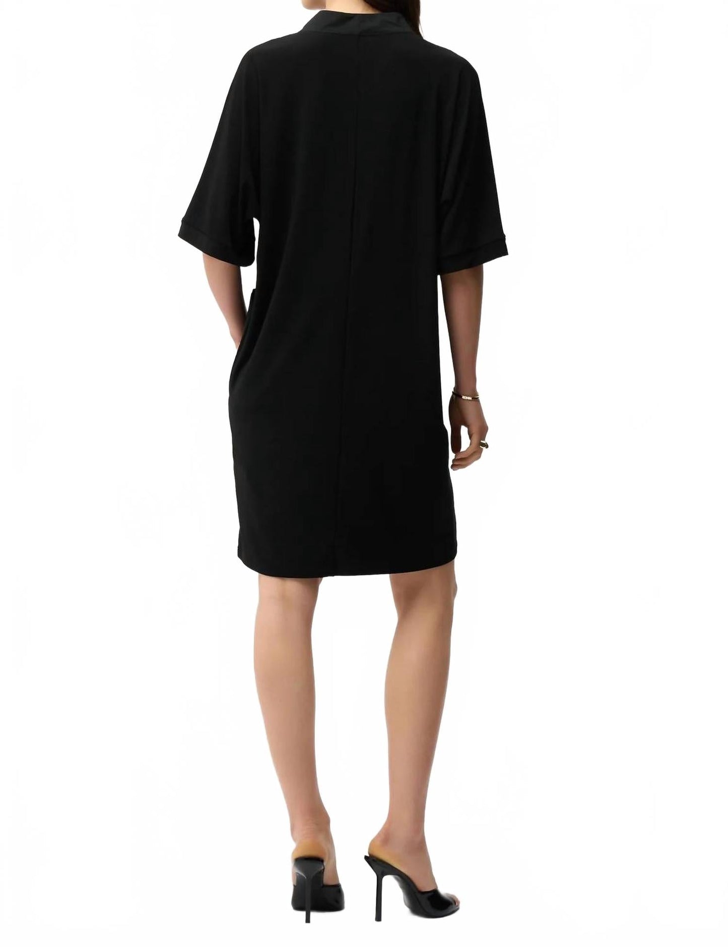 Vestido con cuello en V color negro