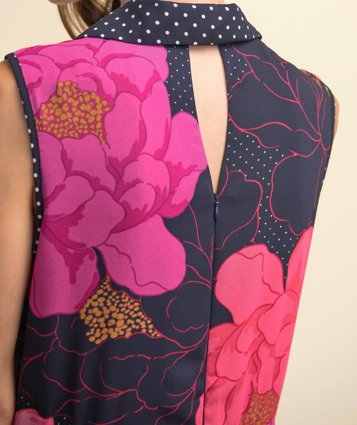 Vestido midi con estampado floral color rosado y multicolor