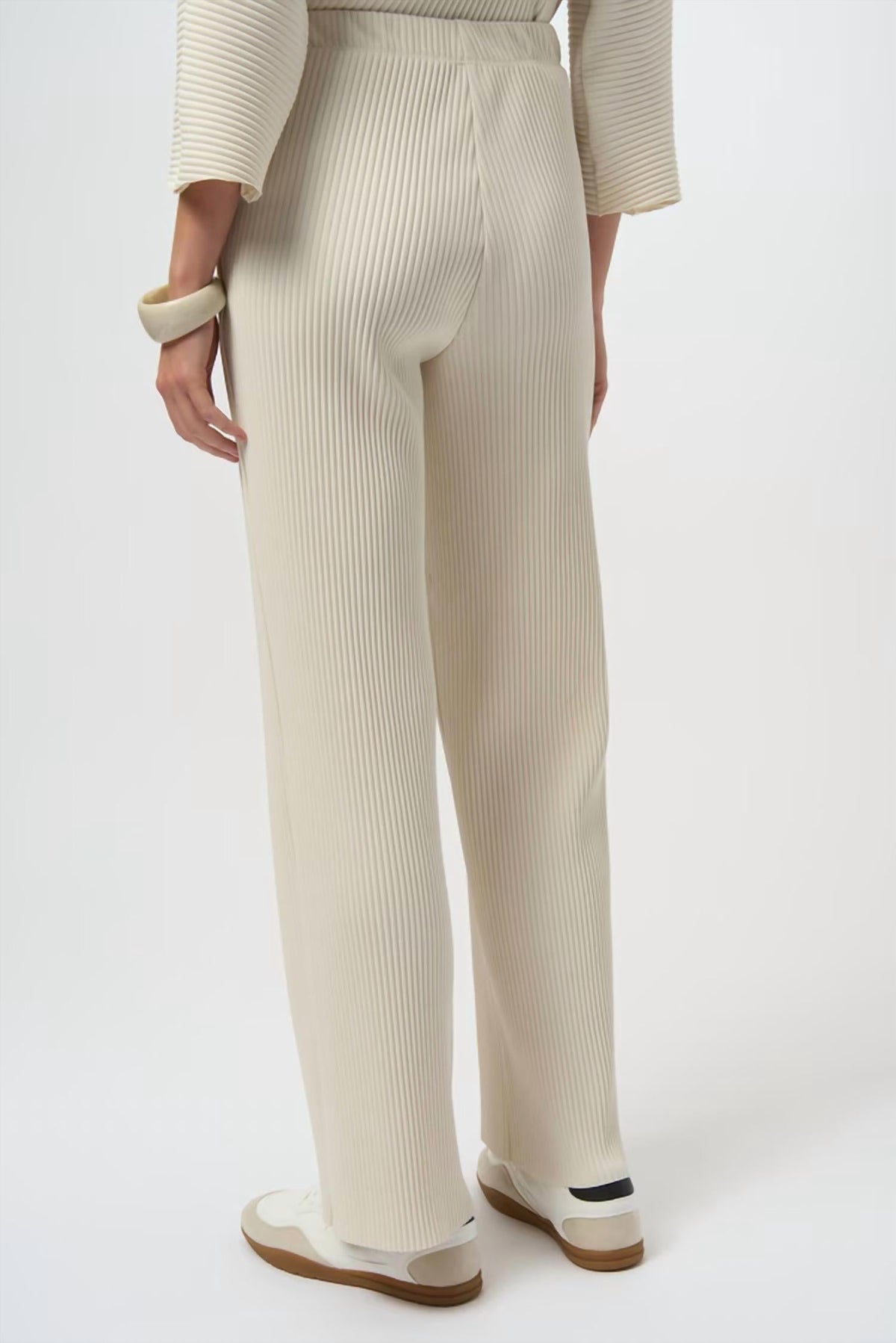 Pantalón con pliegues