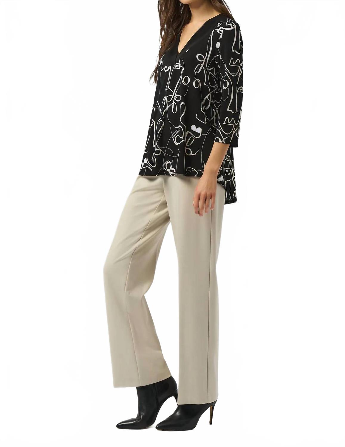Top con cuello en V color negro