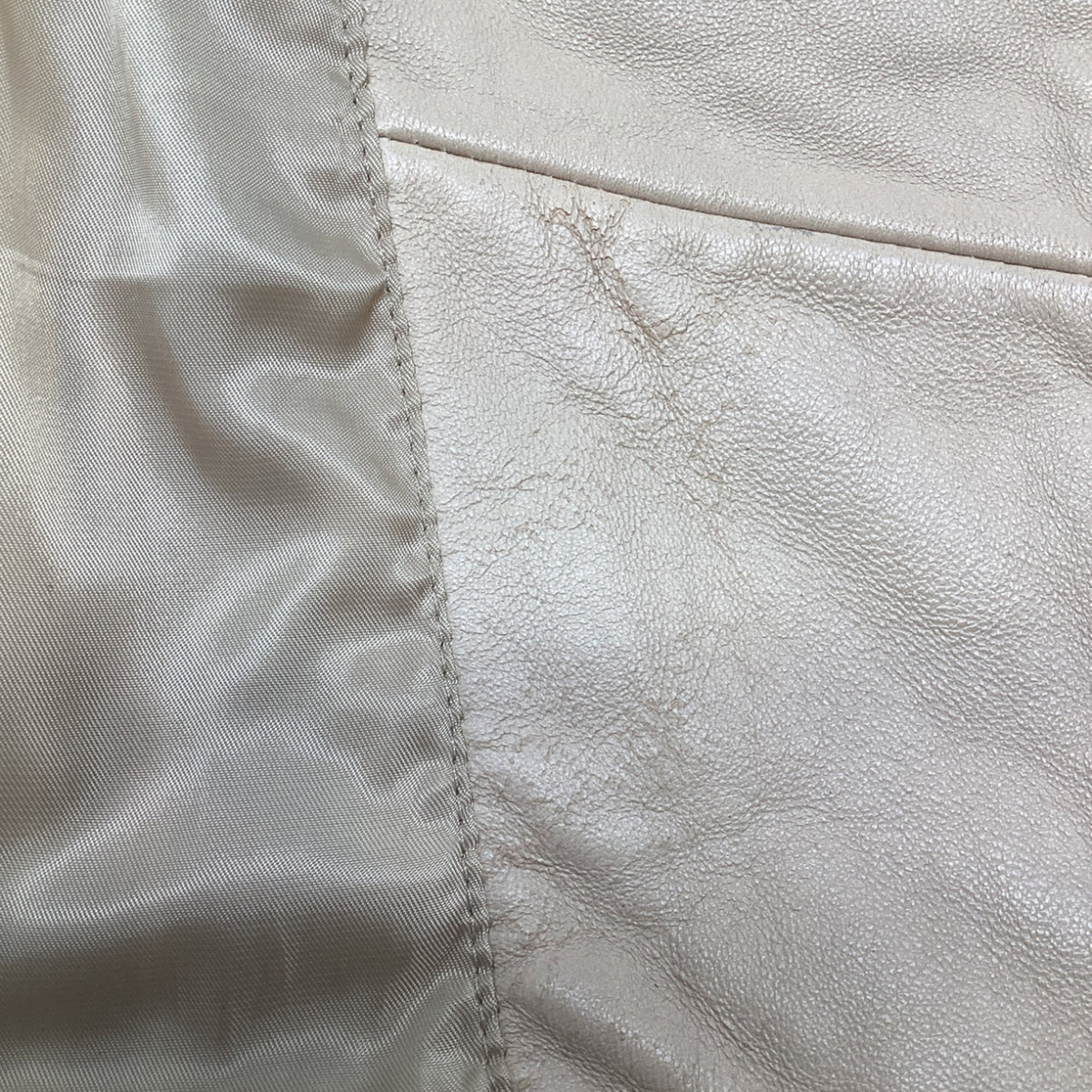 Chaqueta de cuero color beige