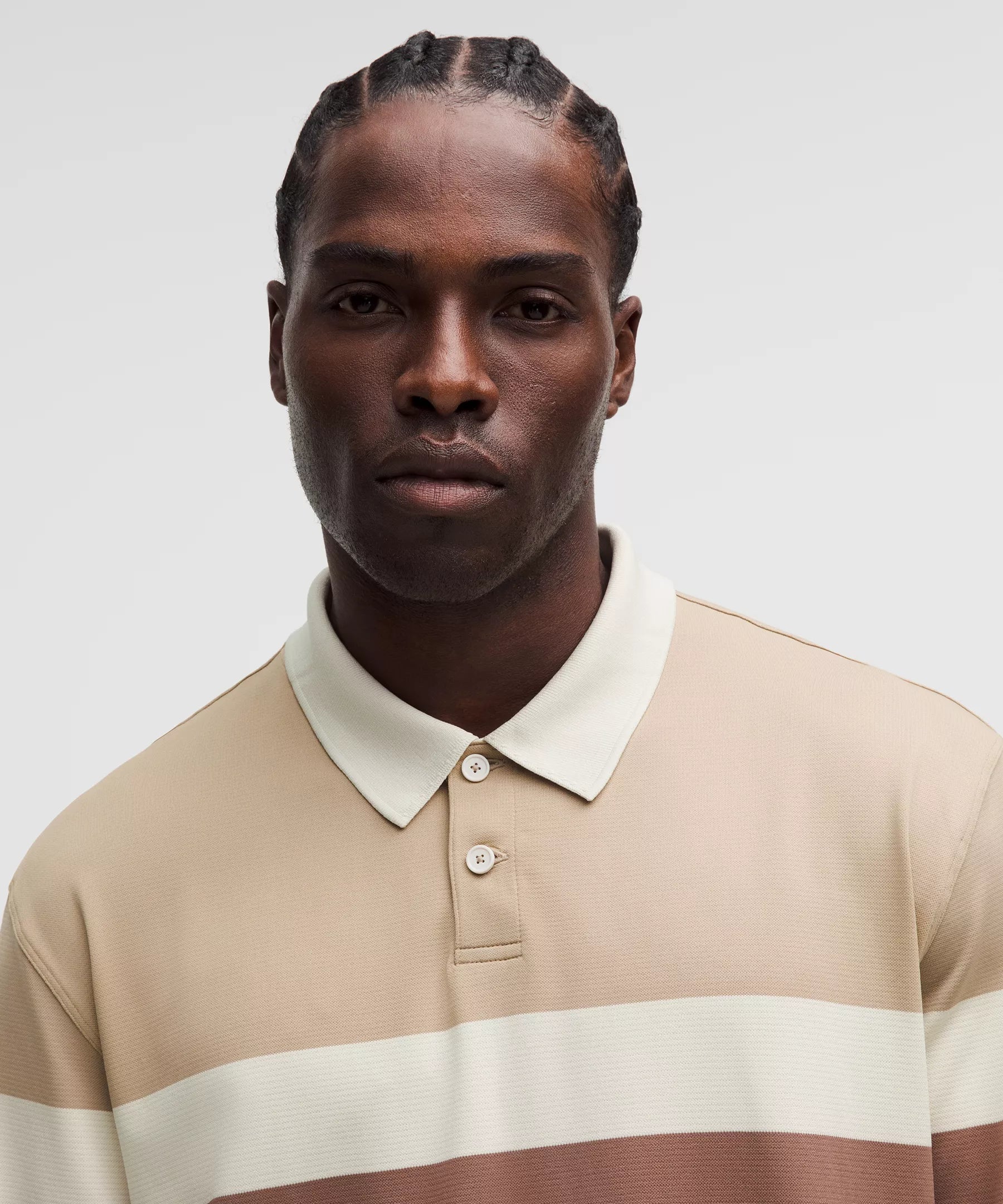 Polo de corte amplio