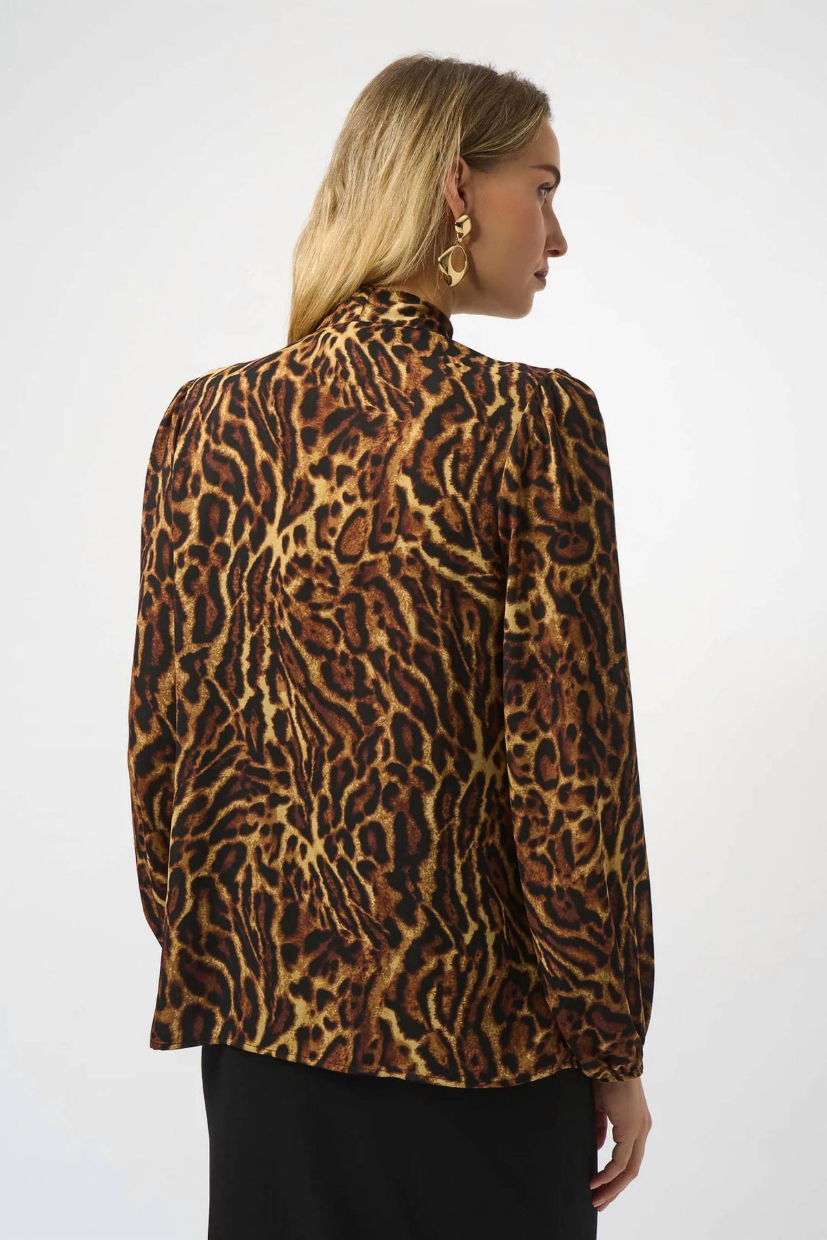Blusa con estampado animal color negro y café