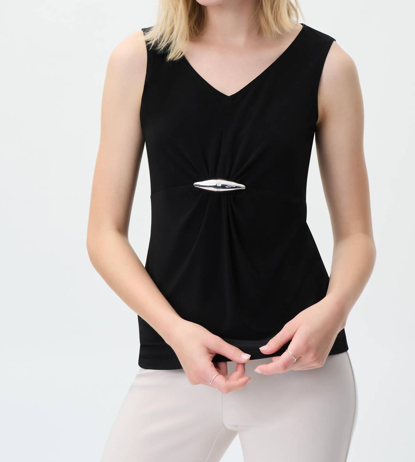 Top con cuello en V color negro
