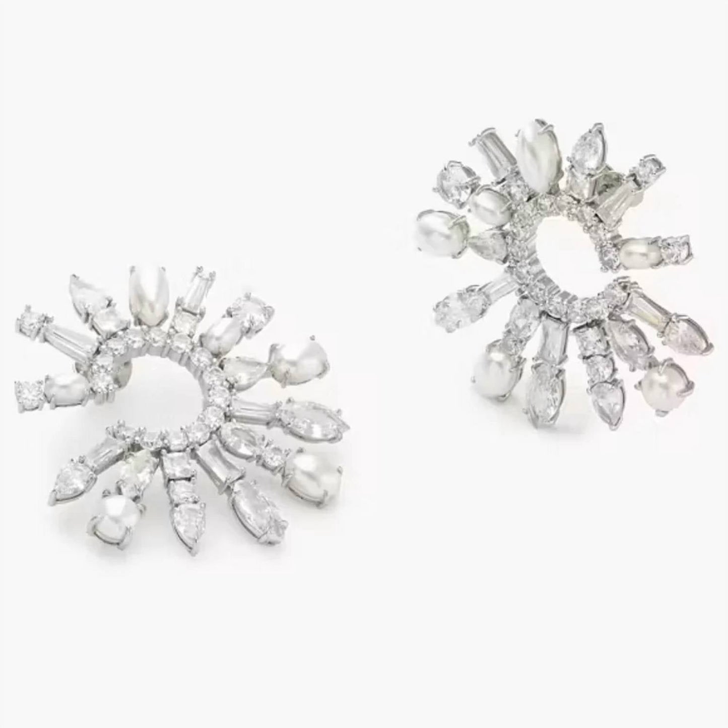 Aretes de mujer color plateado