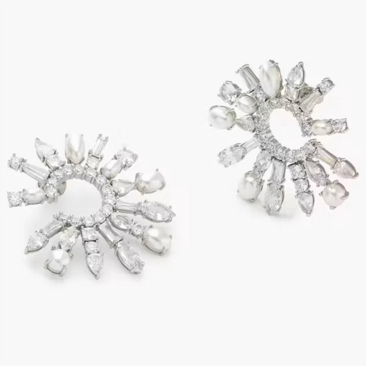 Aretes de mujer color plateado