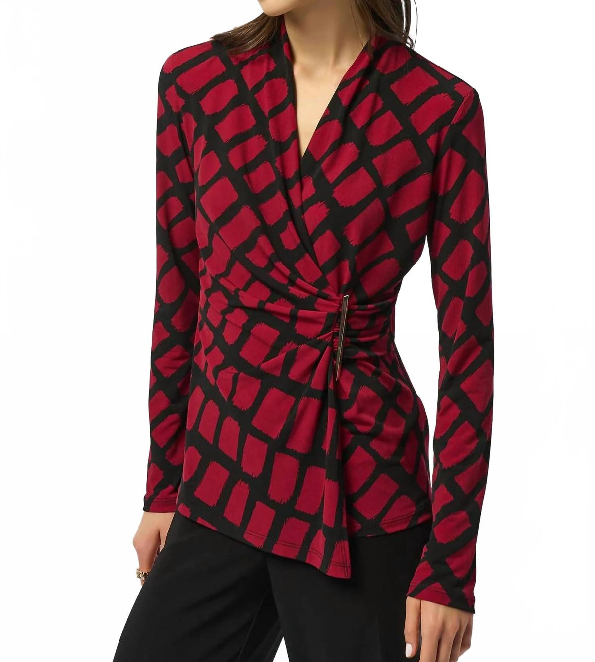Top con cuello en V color negro y rojo