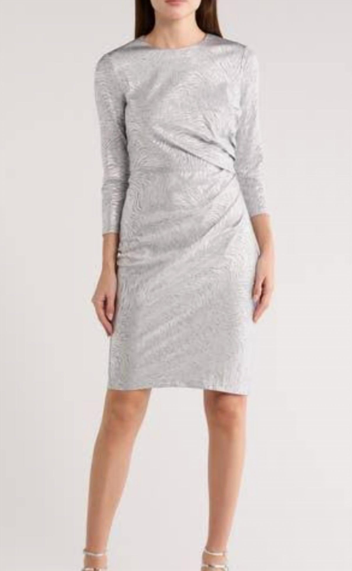Vestido con pliegues color plateado